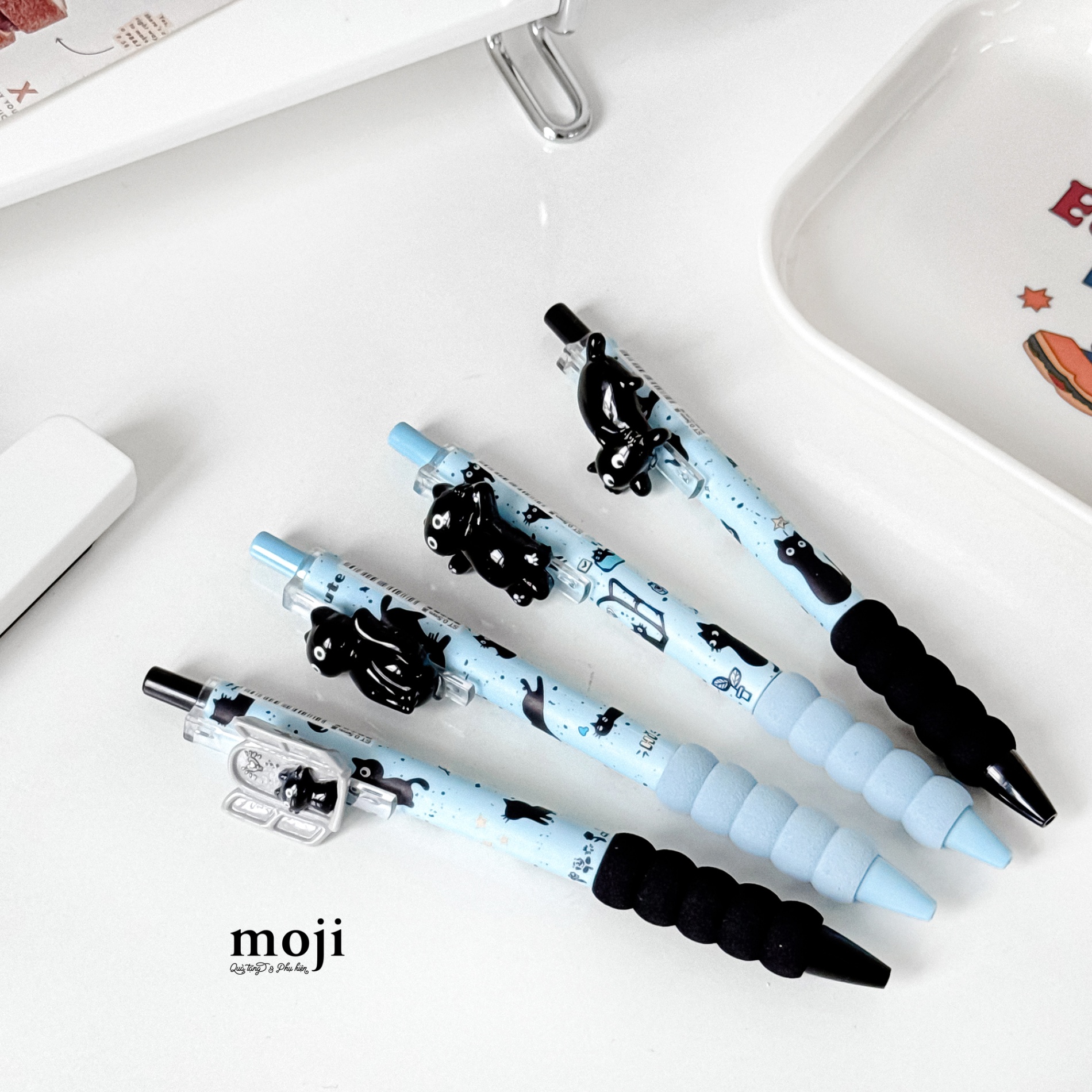 Bút viết mực đen Black cat cửa sổ