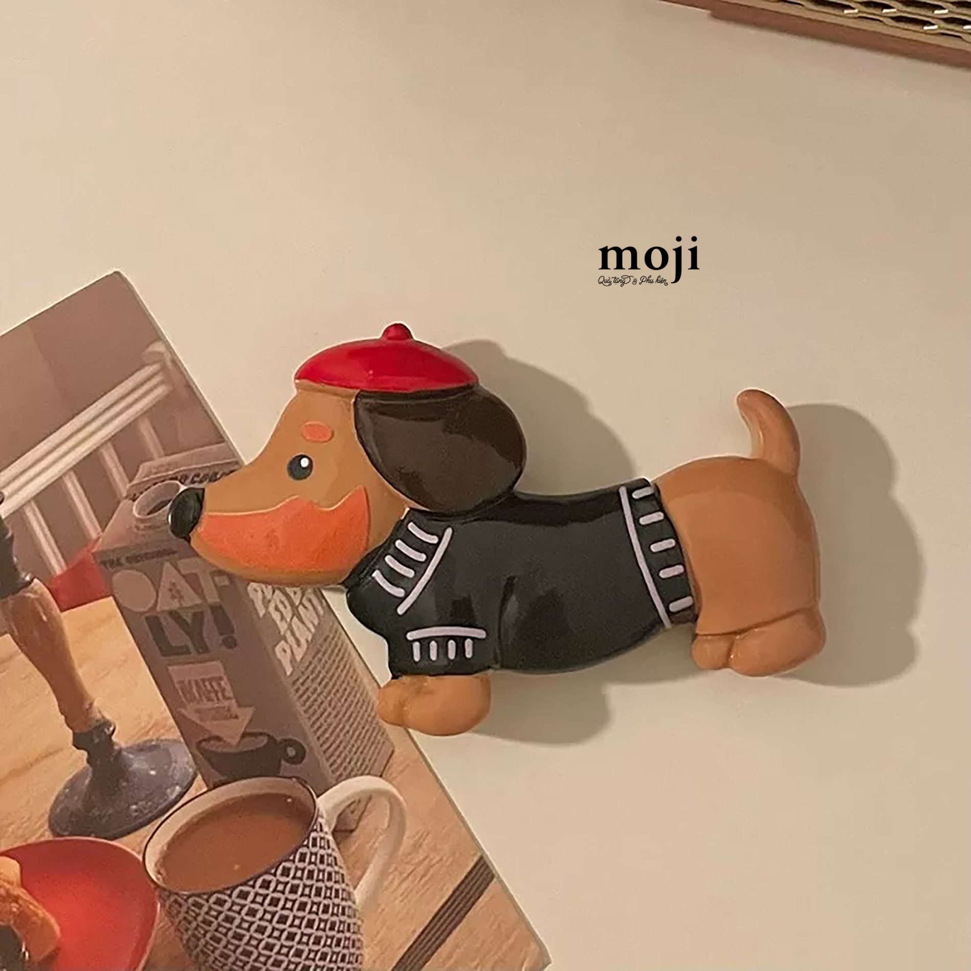 Dán tủ lạnh trang trí Dog Dachshund mặc áo len đội mũ