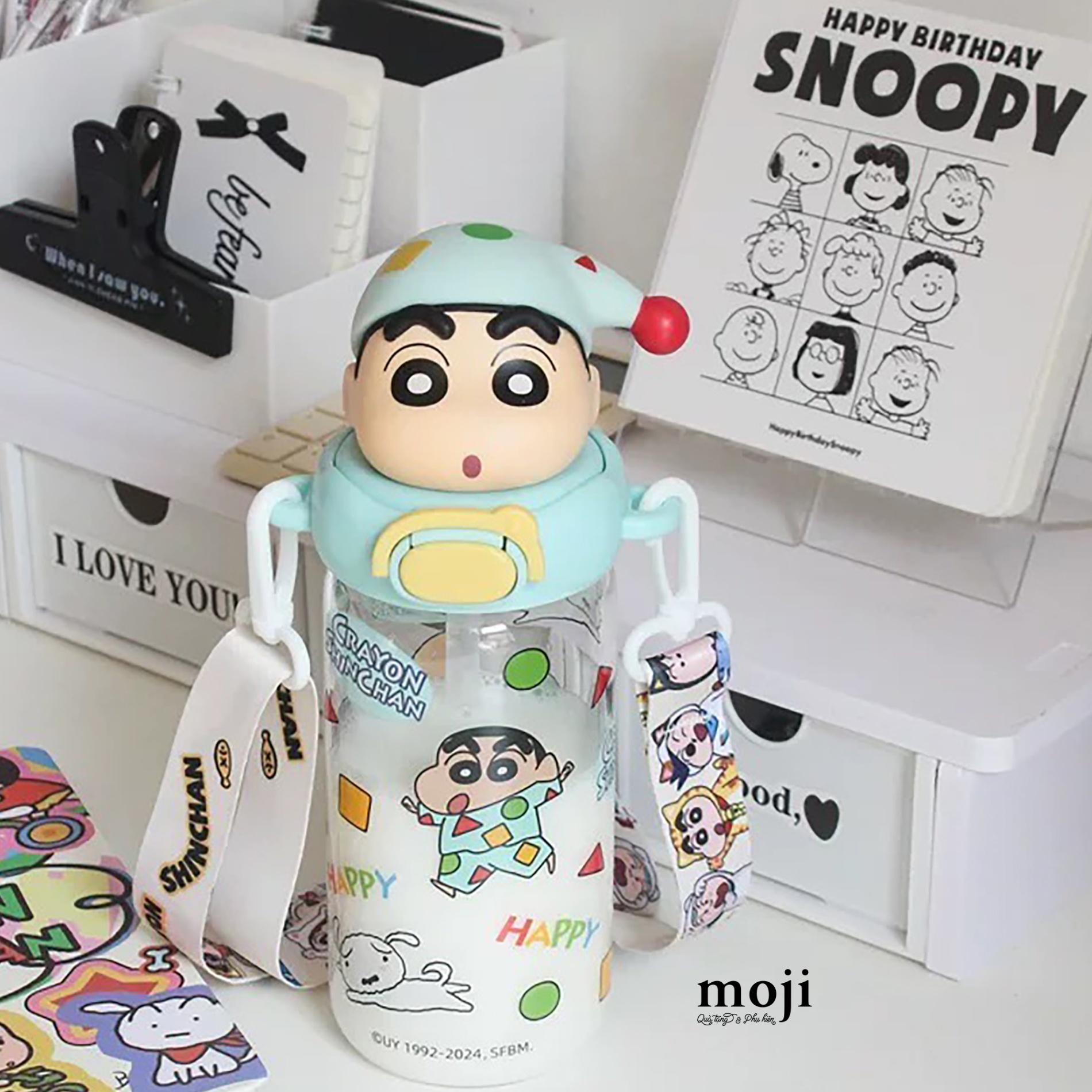 Bình nước thủy tinh Shinchan mặc áo ngủ happy kèm strap 520ml