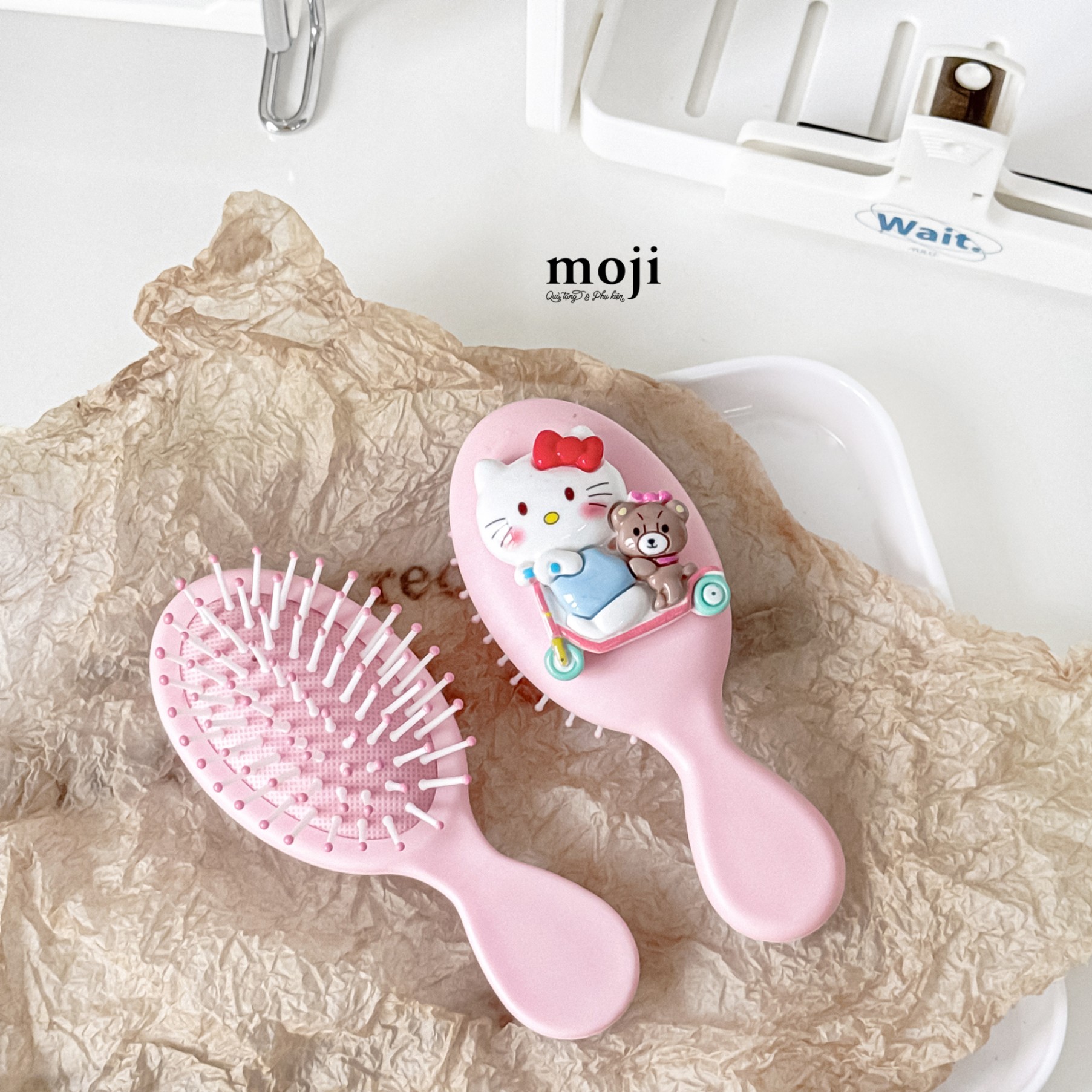 Lược đệm mát xa Sanrio family Hello Kitty happy time