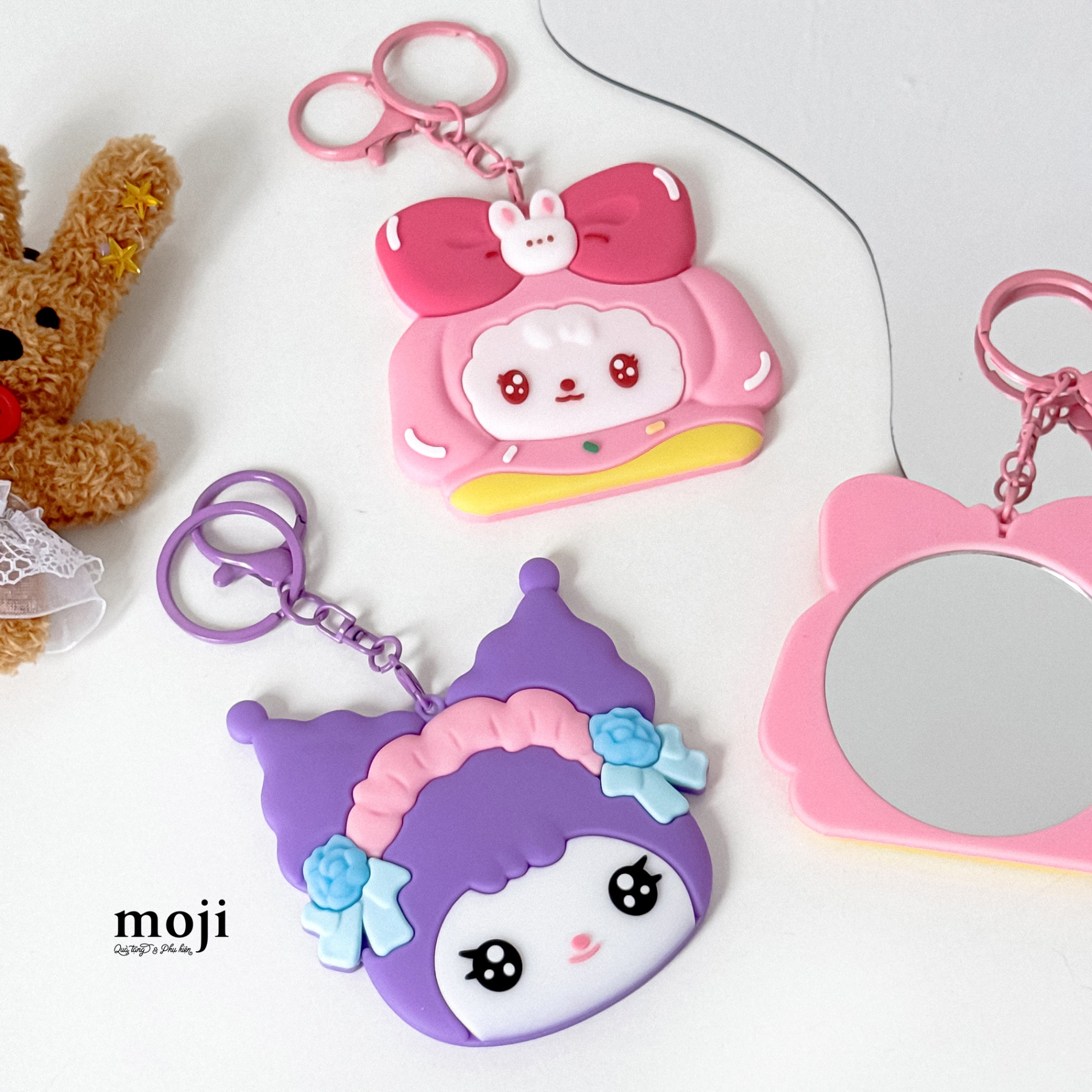 Gương tròn cầm tay Sanrio family face có tai đeo nơ kèm móc