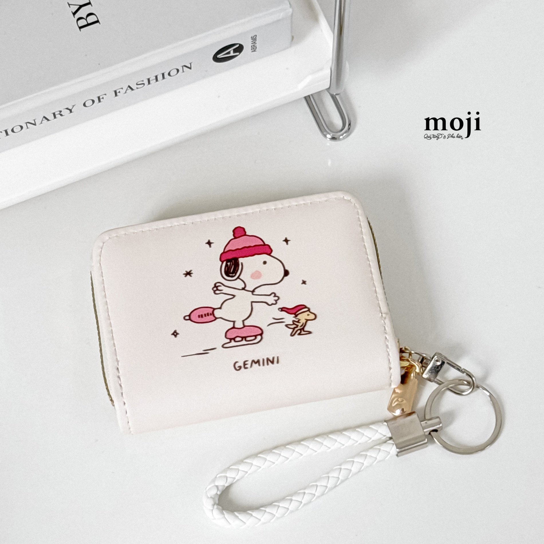 Ví da dáng ngắn Snoopy trượt băng gemini and friend kèm móc 8x11