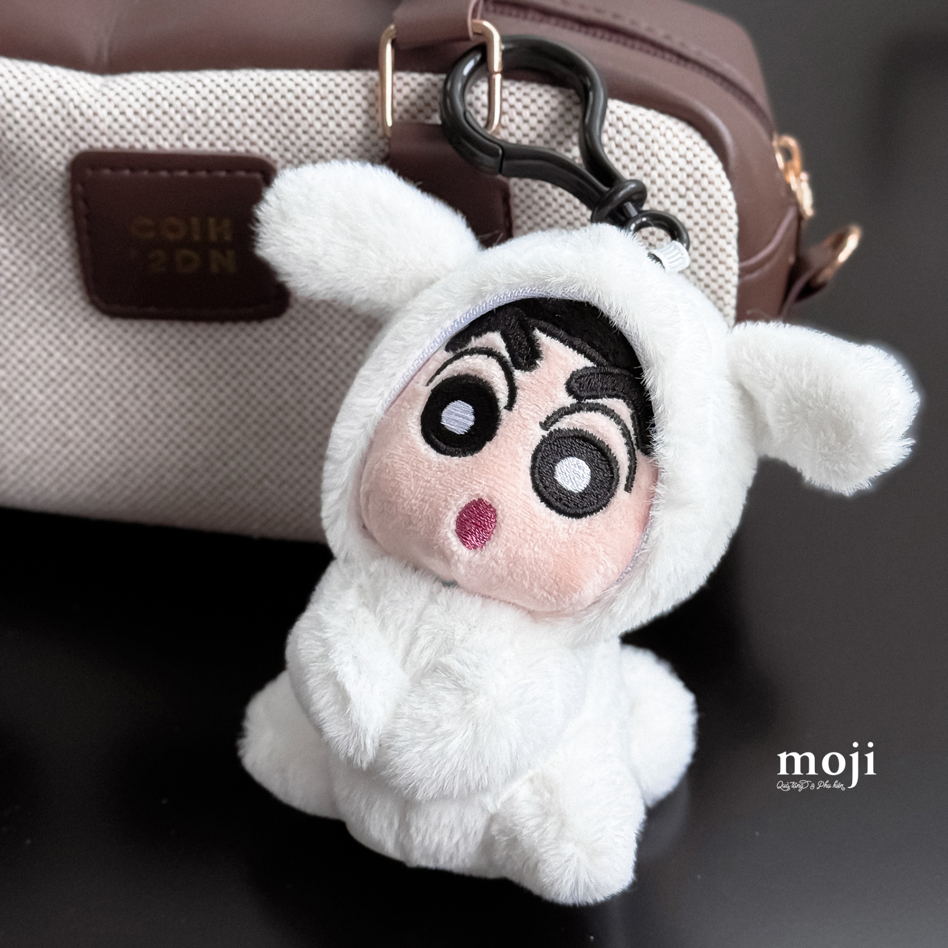 Móc khóa nhồi bông Shinchan cosplay Shiro dog vẫy đuôi rút dây cót