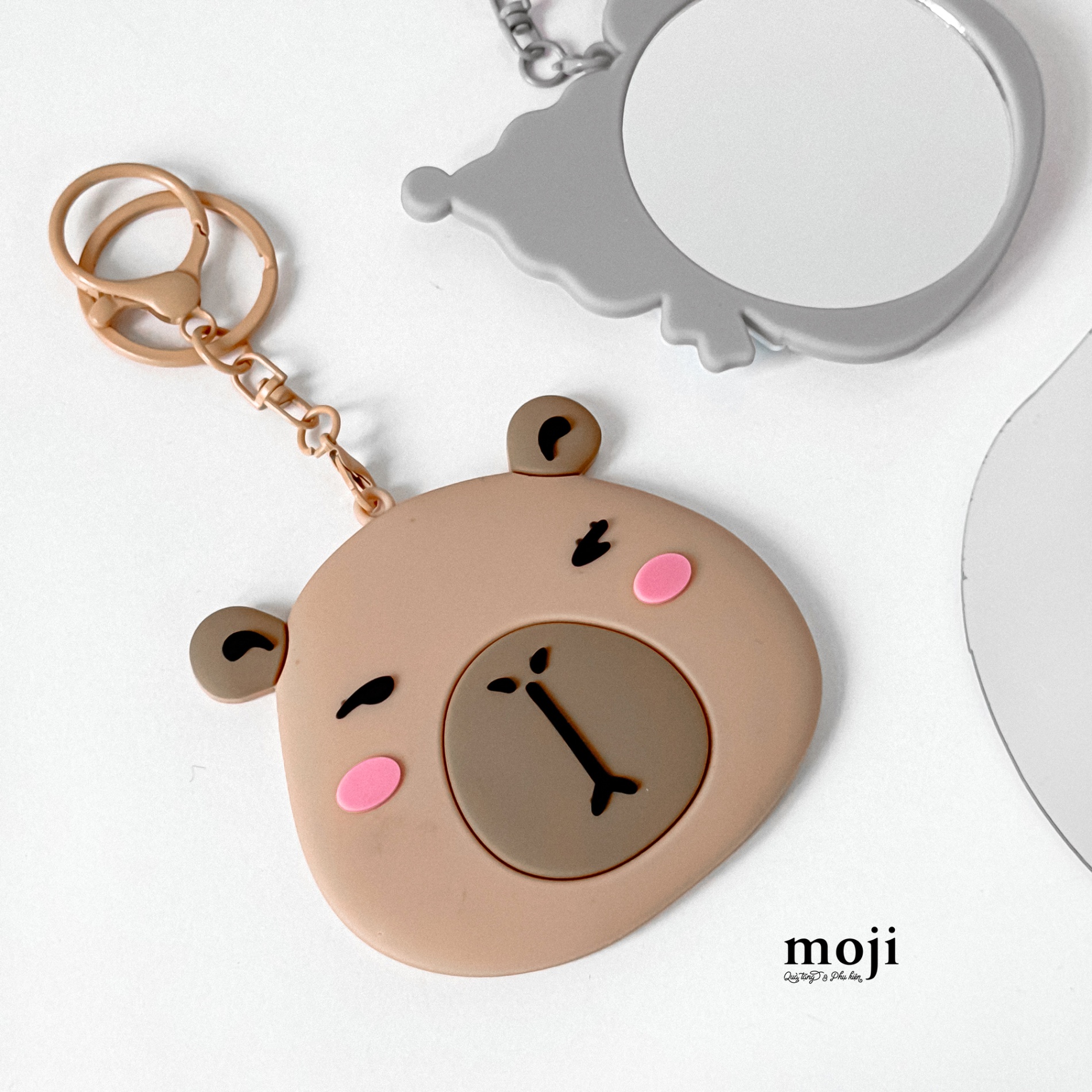 Gương tròn cầm tay Capybara face má hồng kèm móc