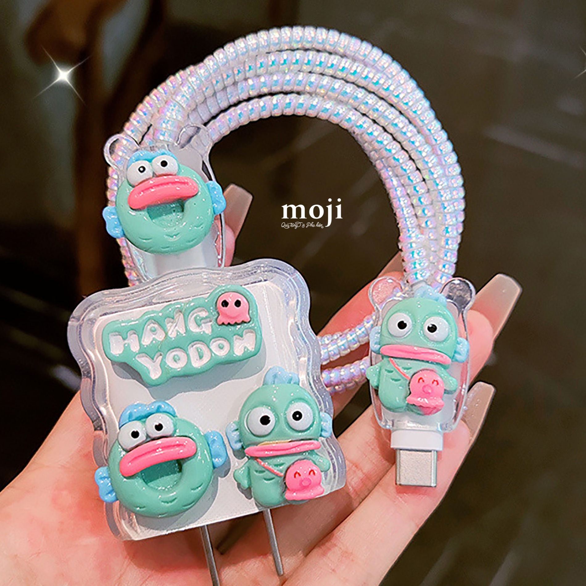 Bảo vệ củ sạc cáp sạc nhanh iPhone Sanrio family Hangyodon đứng donut