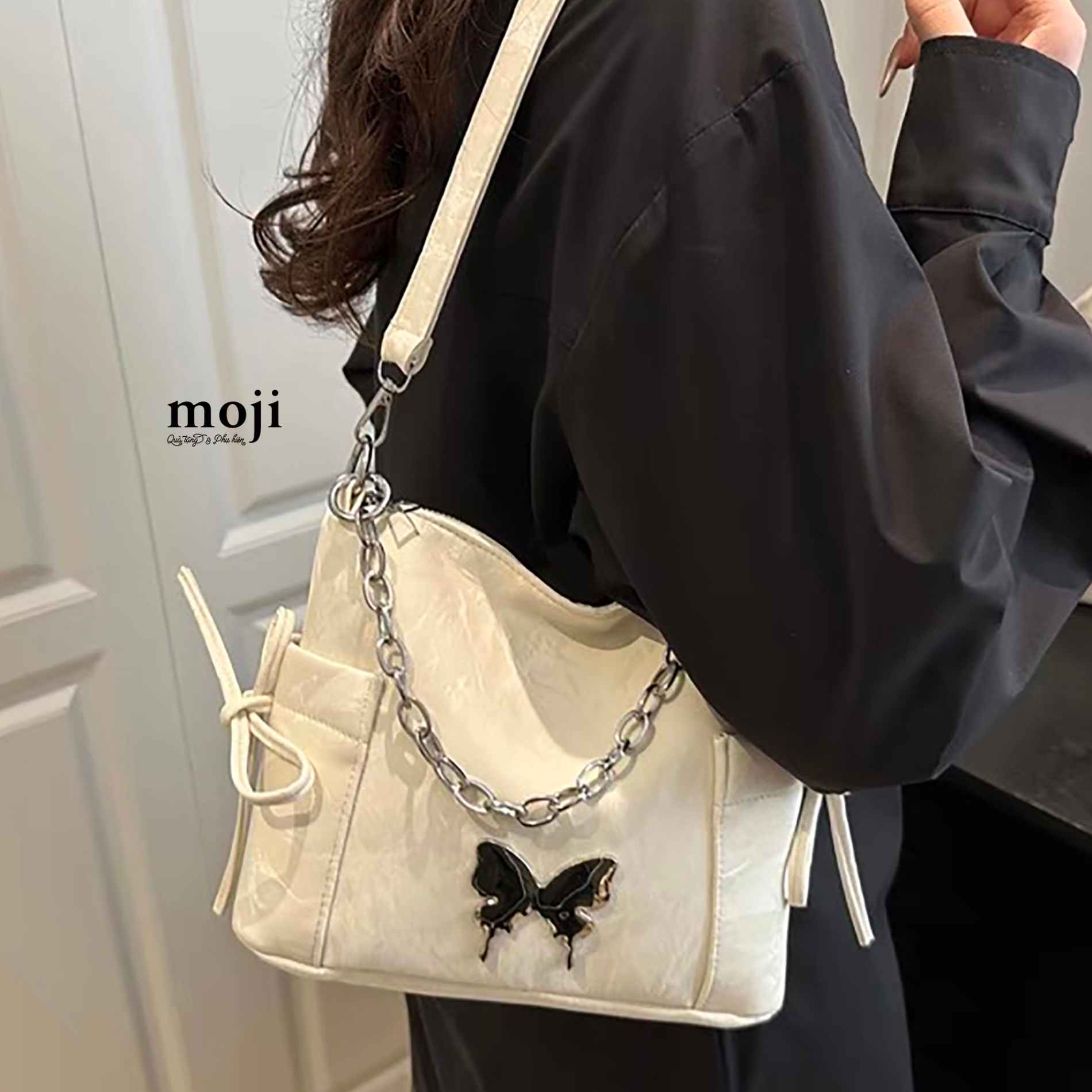 Túi đeo da Silver butterfly phối xích có 2 ngăn cạnh bên 8x18x22