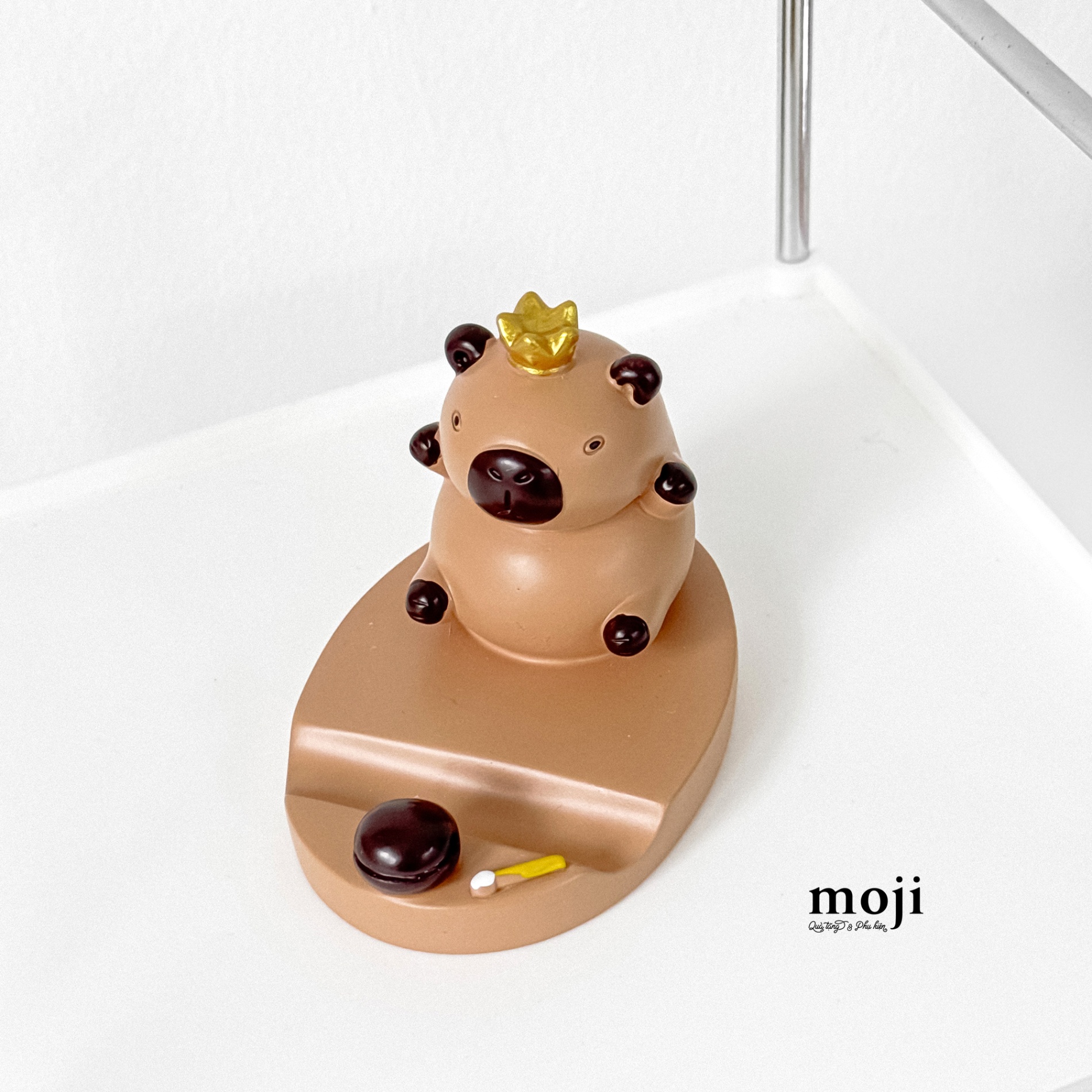Tượng trưng bày giá đỡ điện thoại Capybara đội vương miện gõ mõ 5x6x8