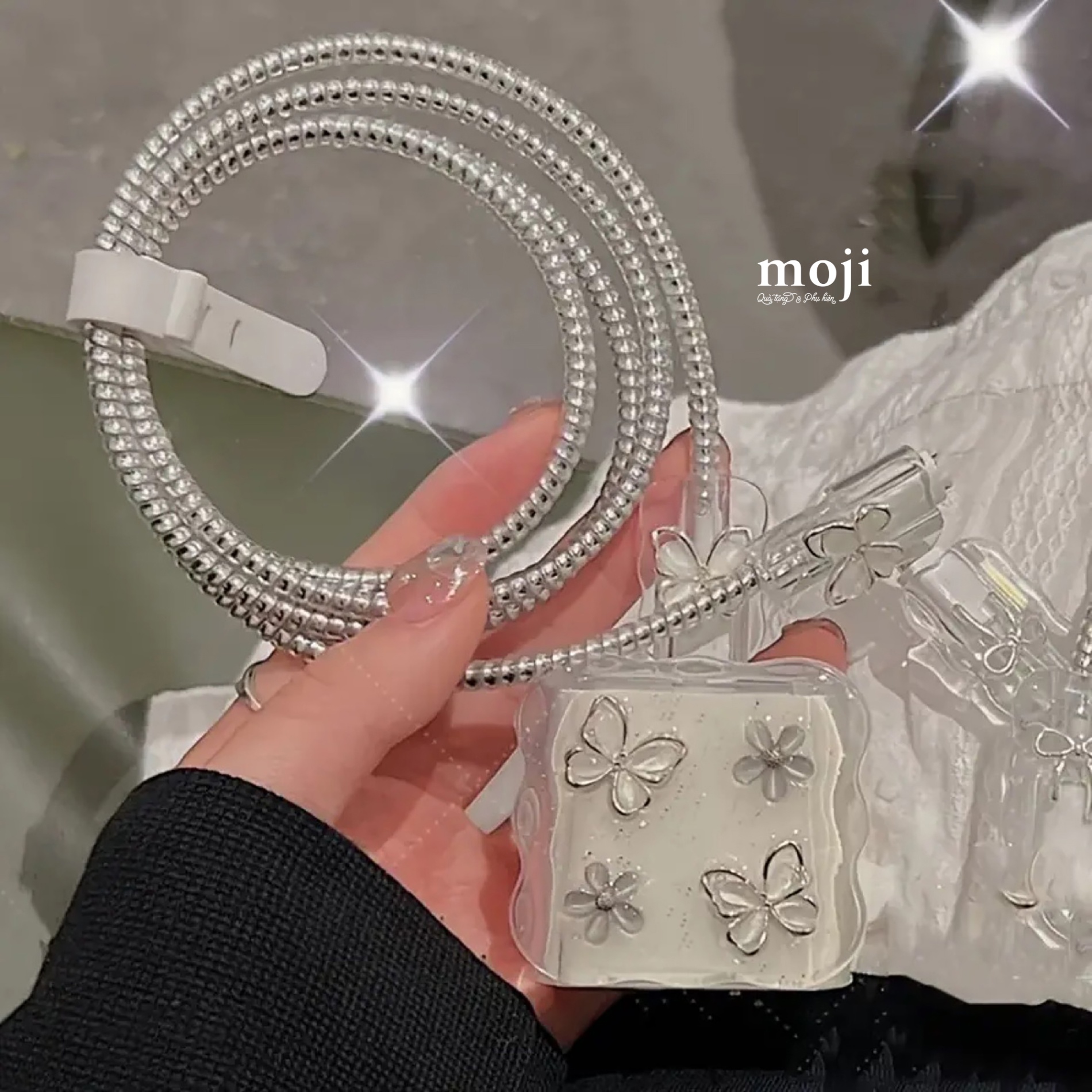 Bảo vệ củ sạc cáp sạc nhanh iPhone Butterfly flower nền lấp lánh