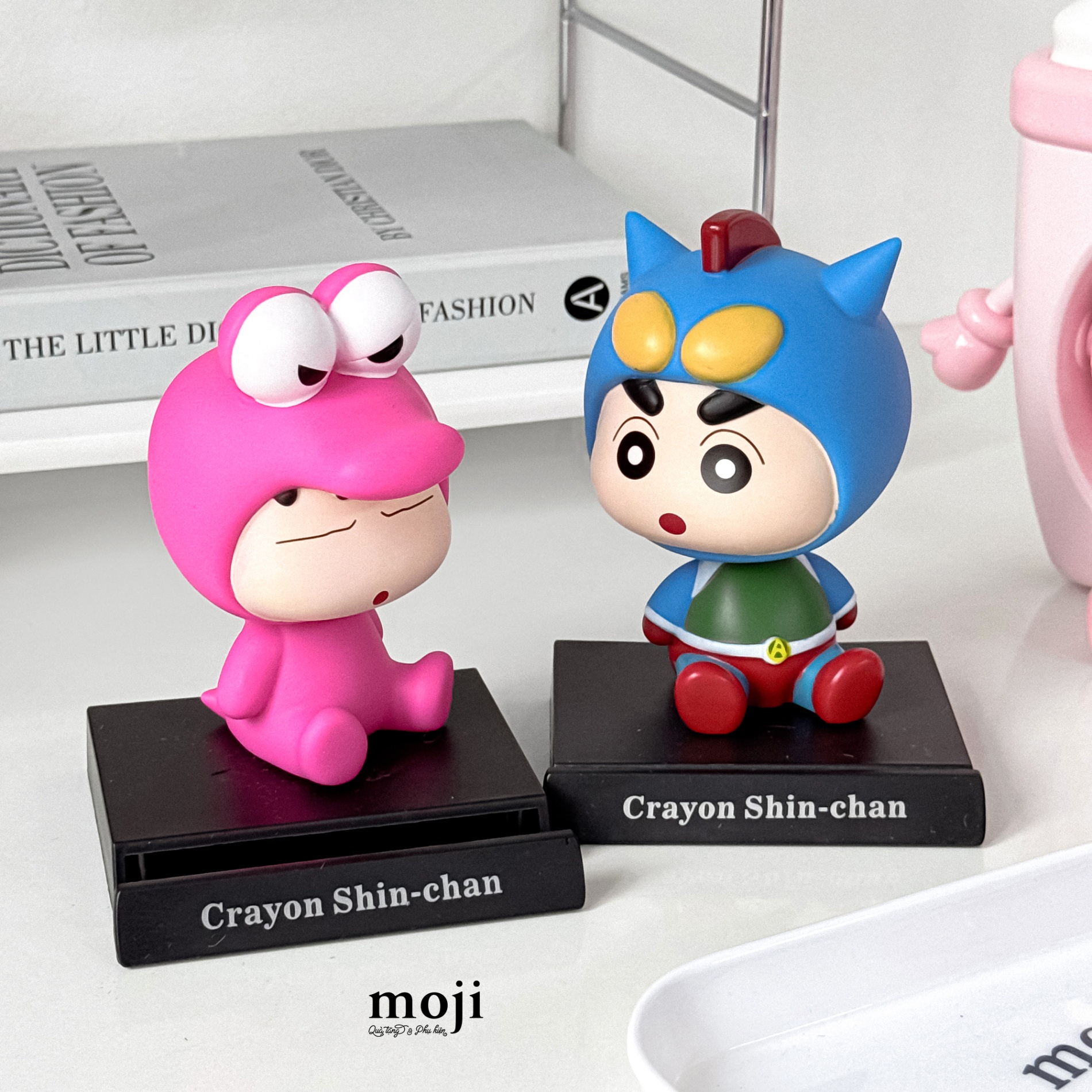 Tượng trưng bày giá đỡ điện thoại Shinchan cosplay other characters ngồi