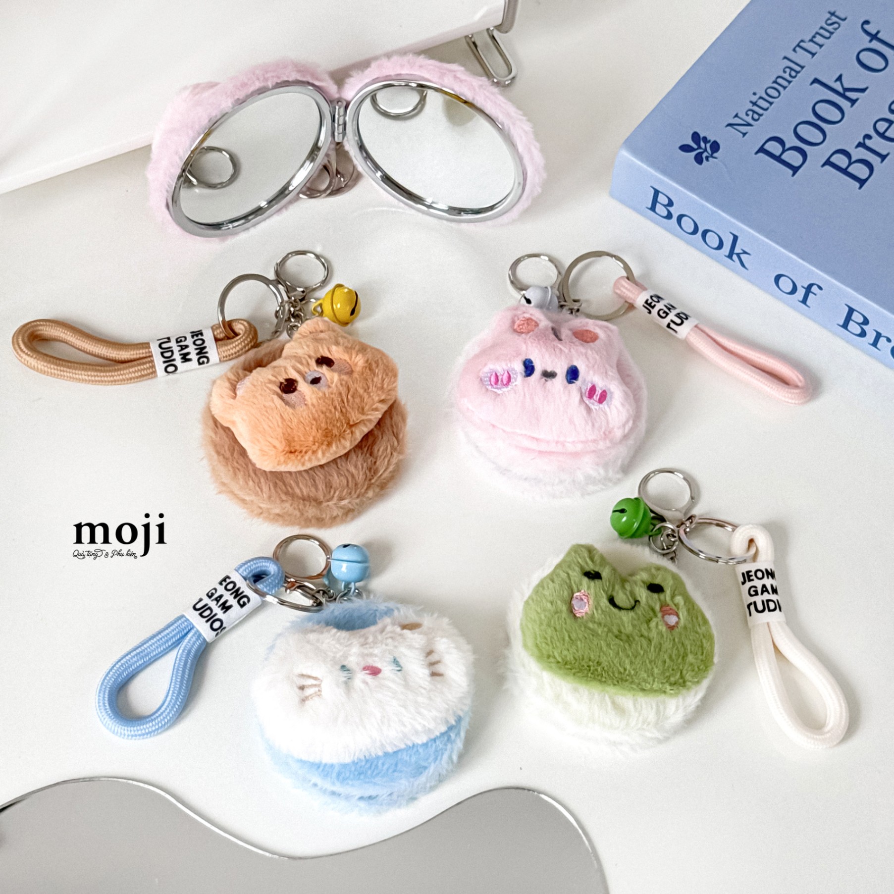 Gương gập tròn lông xù Cute animal face nền màu kèm móc leng keng 7cm
