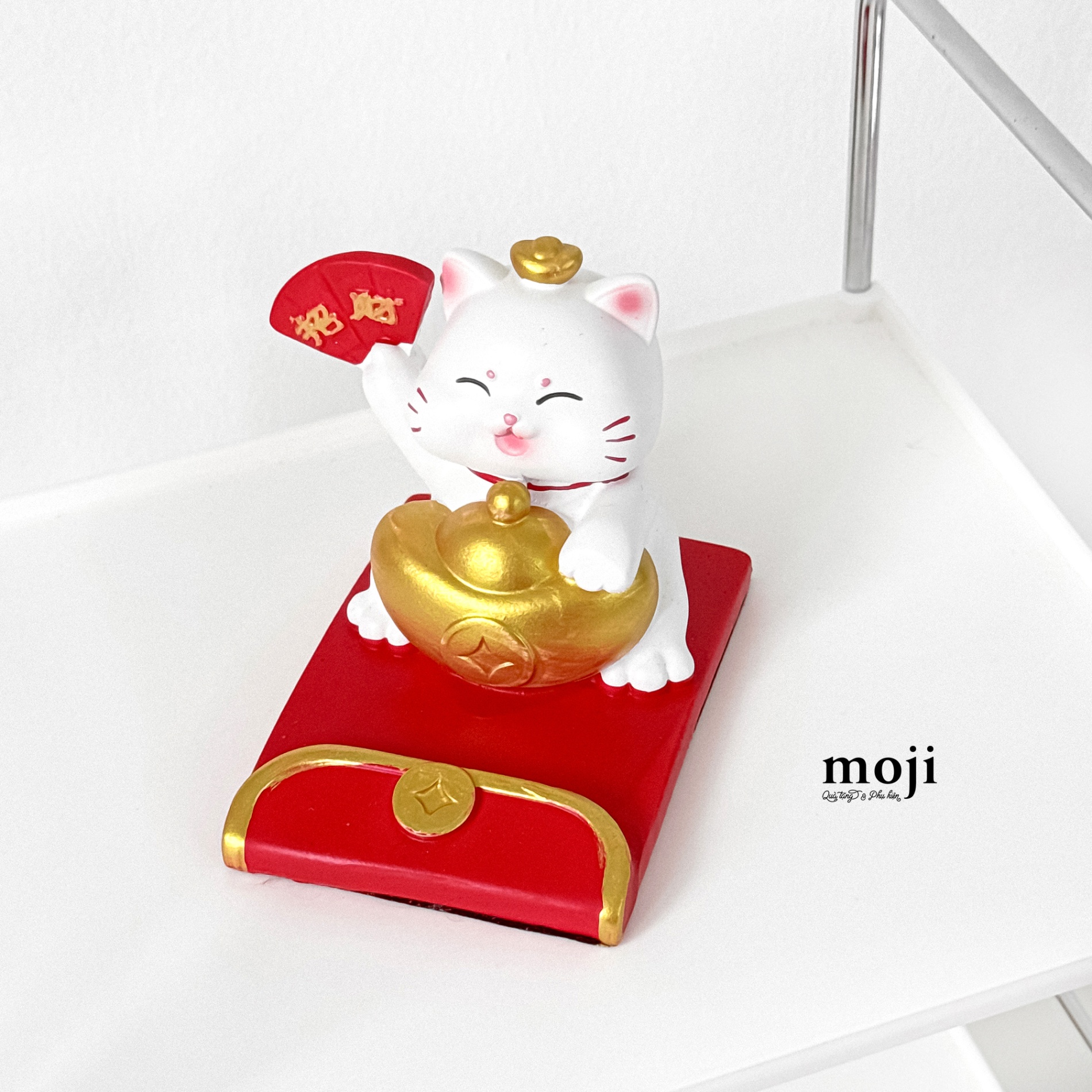 Tượng trưng bày giá đỡ điện thoại Mèo may mắn ôm tiền vàng vẫy quạt 7x8x9