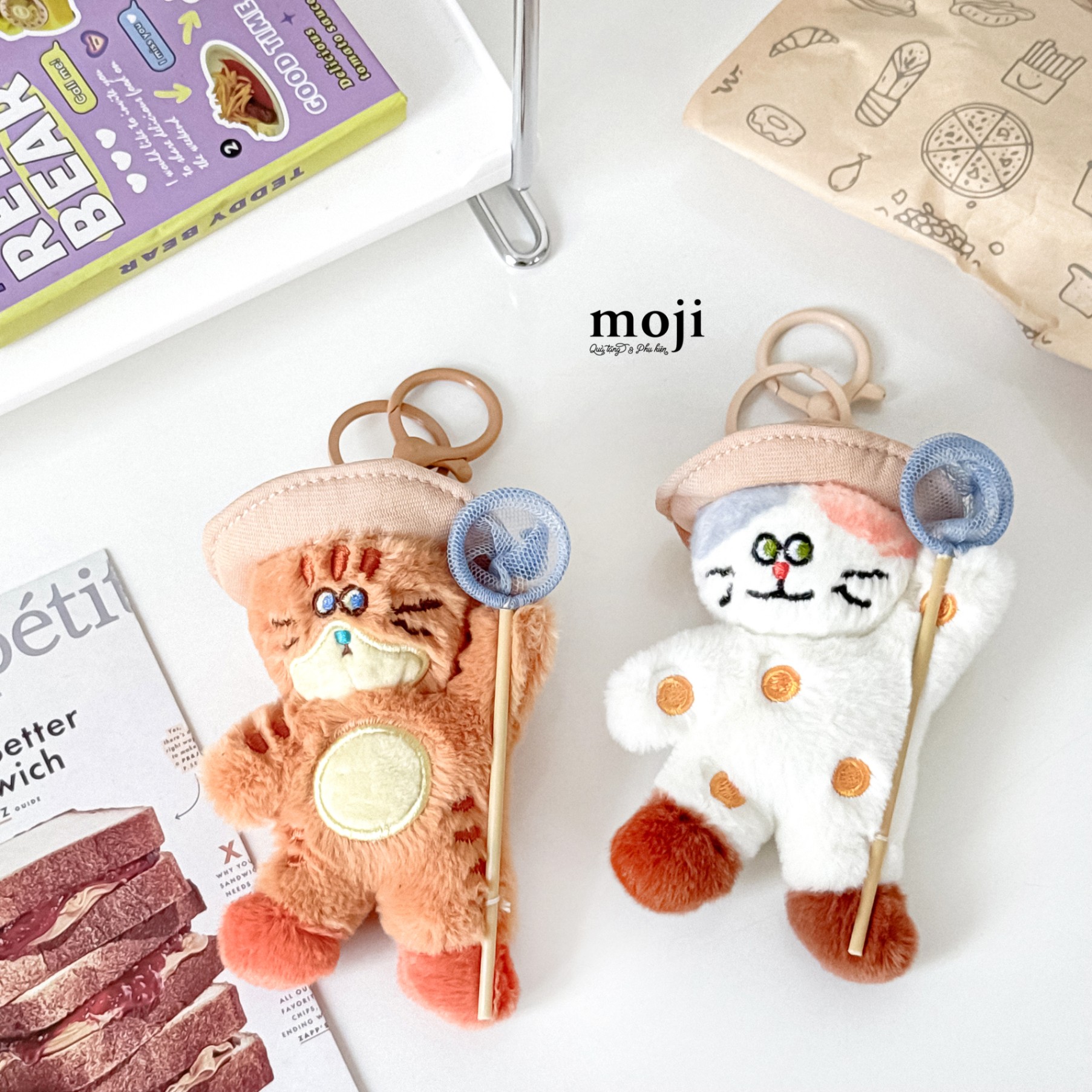 Móc khóa nhồi bông Cute cat đội mũ cầm vợt