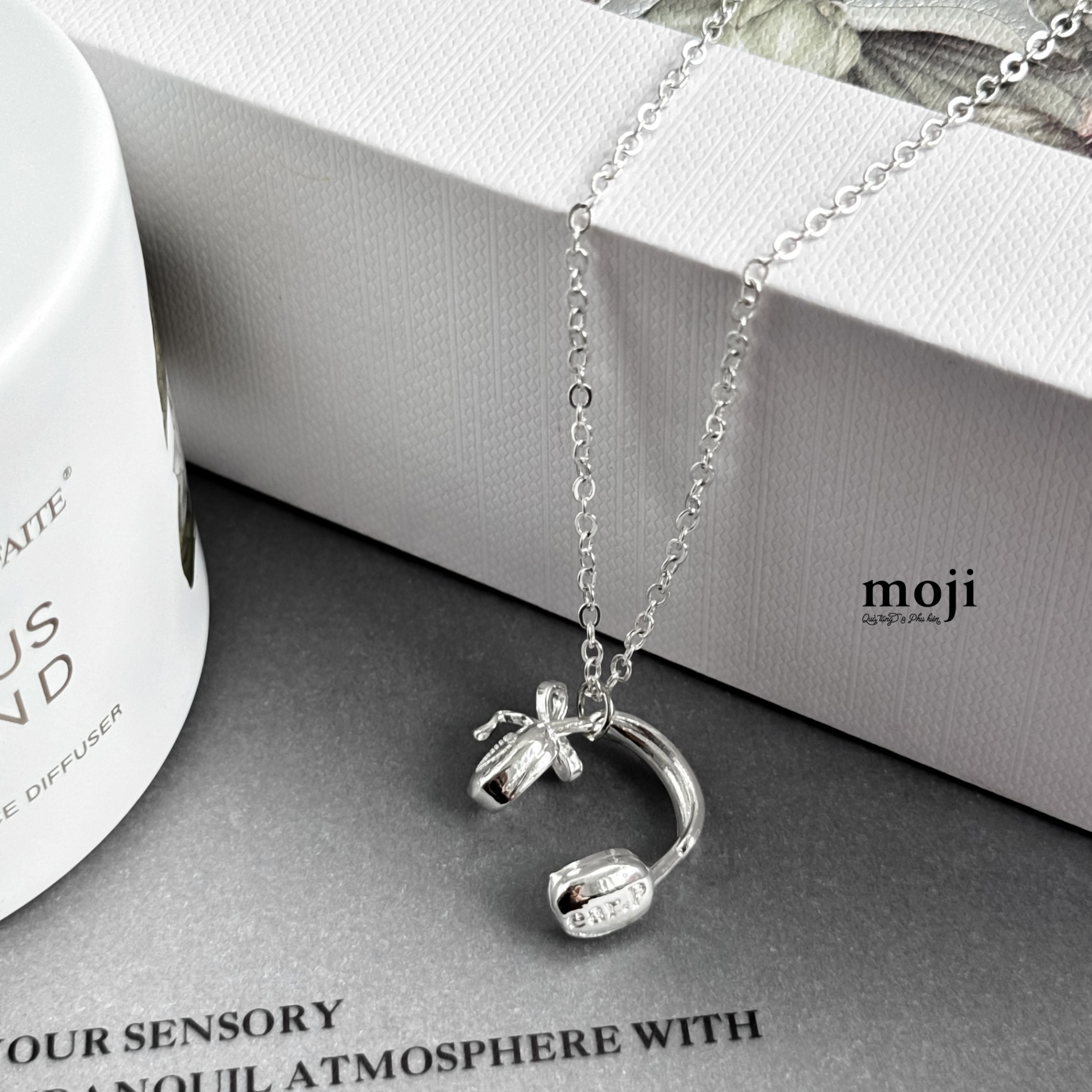 Dây chuyền mạ bạc Headphone tai nghe đính nơ