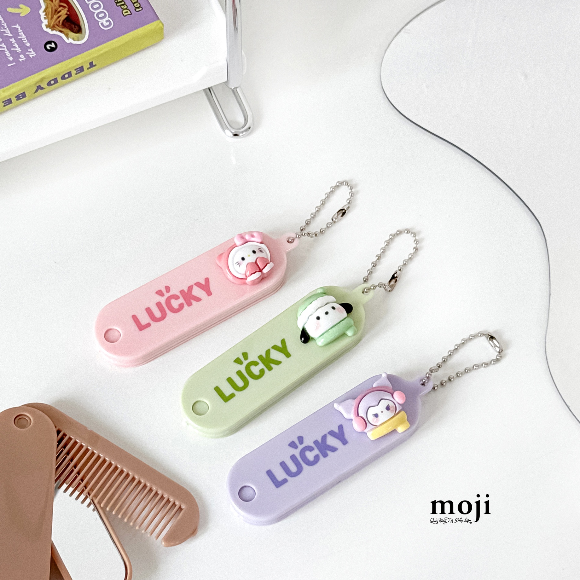 Lược gập kèm gương Sanrio family winter time lucky