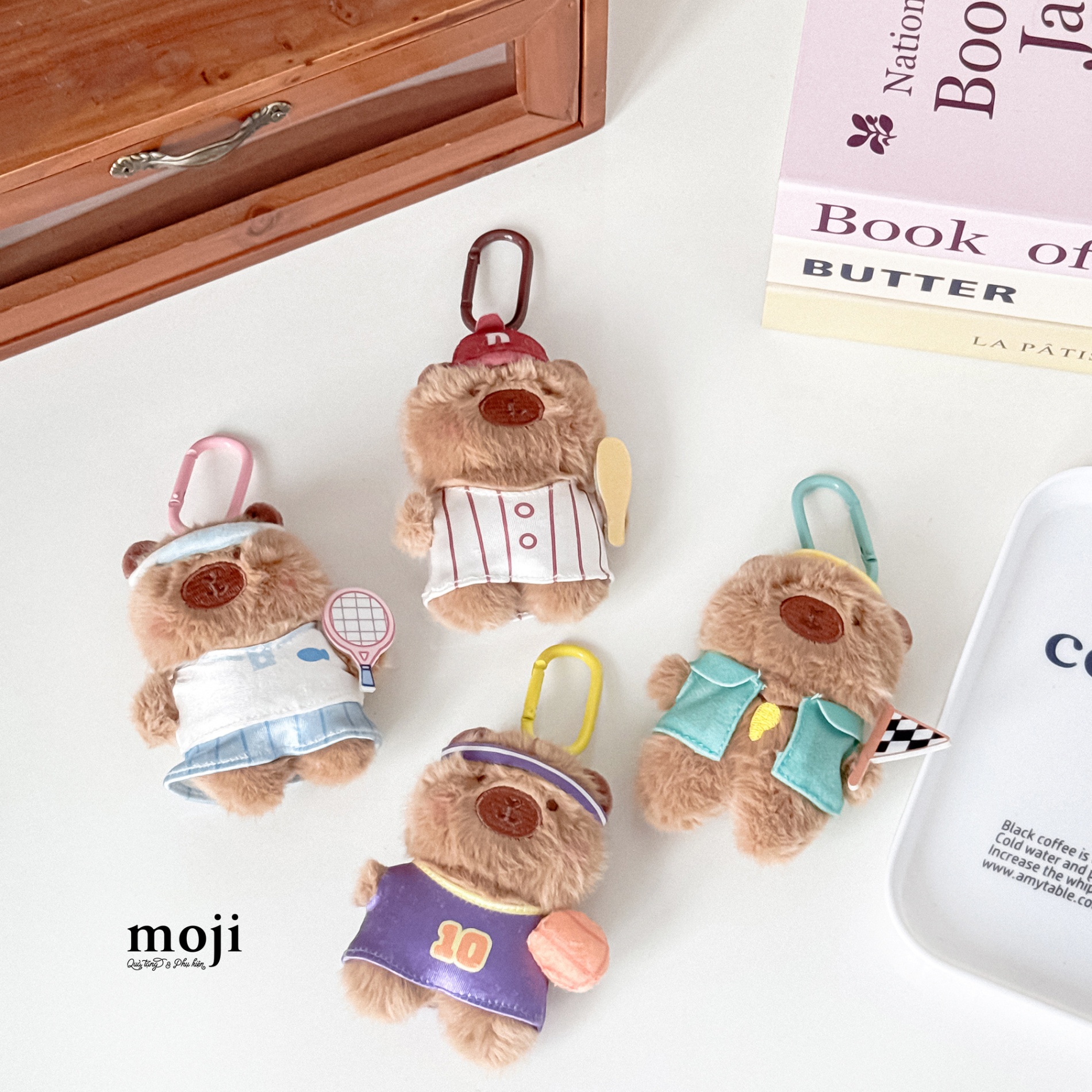 Móc khóa nhồi bông Capybara chơi thể thao