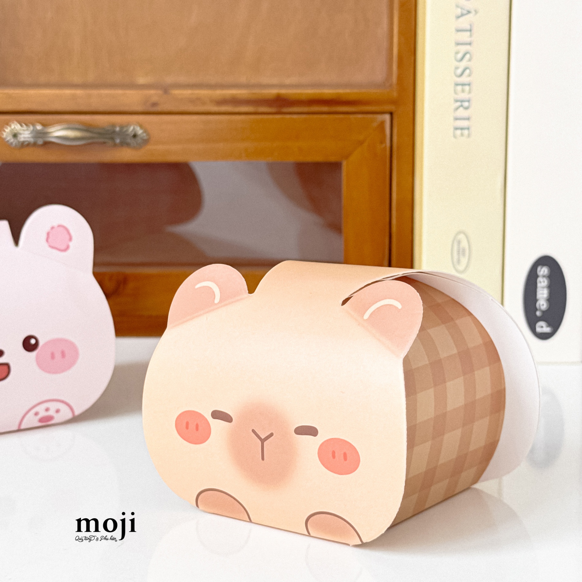 Hộp quà giấy gấp Capybara face má hồng có tai phối kẻ ô 6x6x8