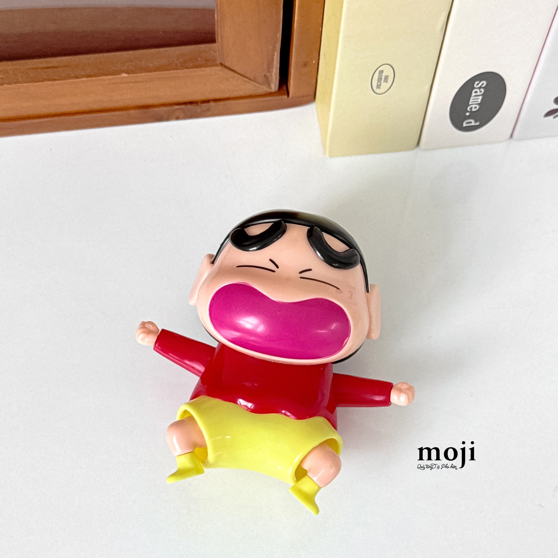 Đồ chơi dây cót Shinchan nằm khóc 8x9