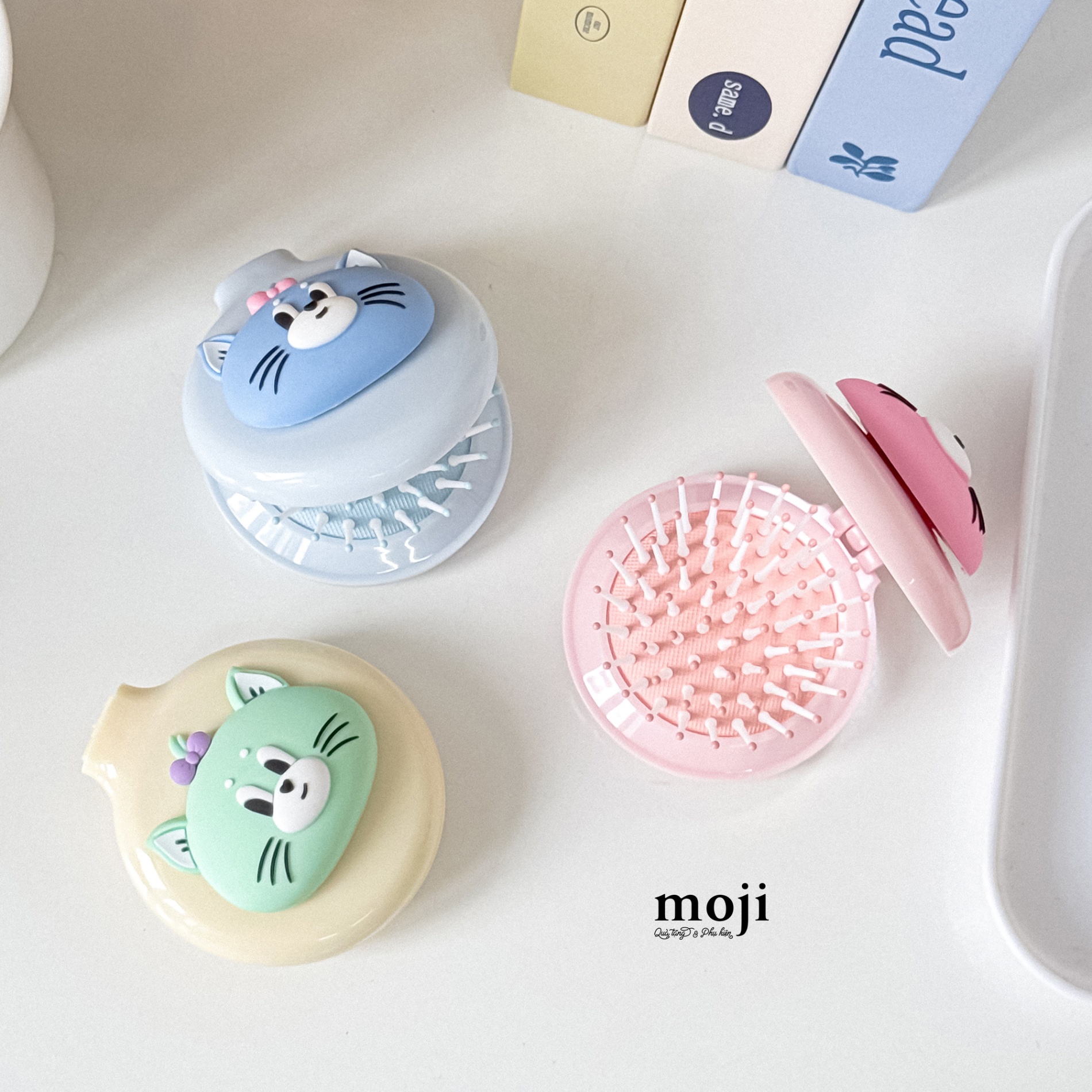 Lược đệm mát xa kèm gương Colorful cat face nơ nhỏ nền màu