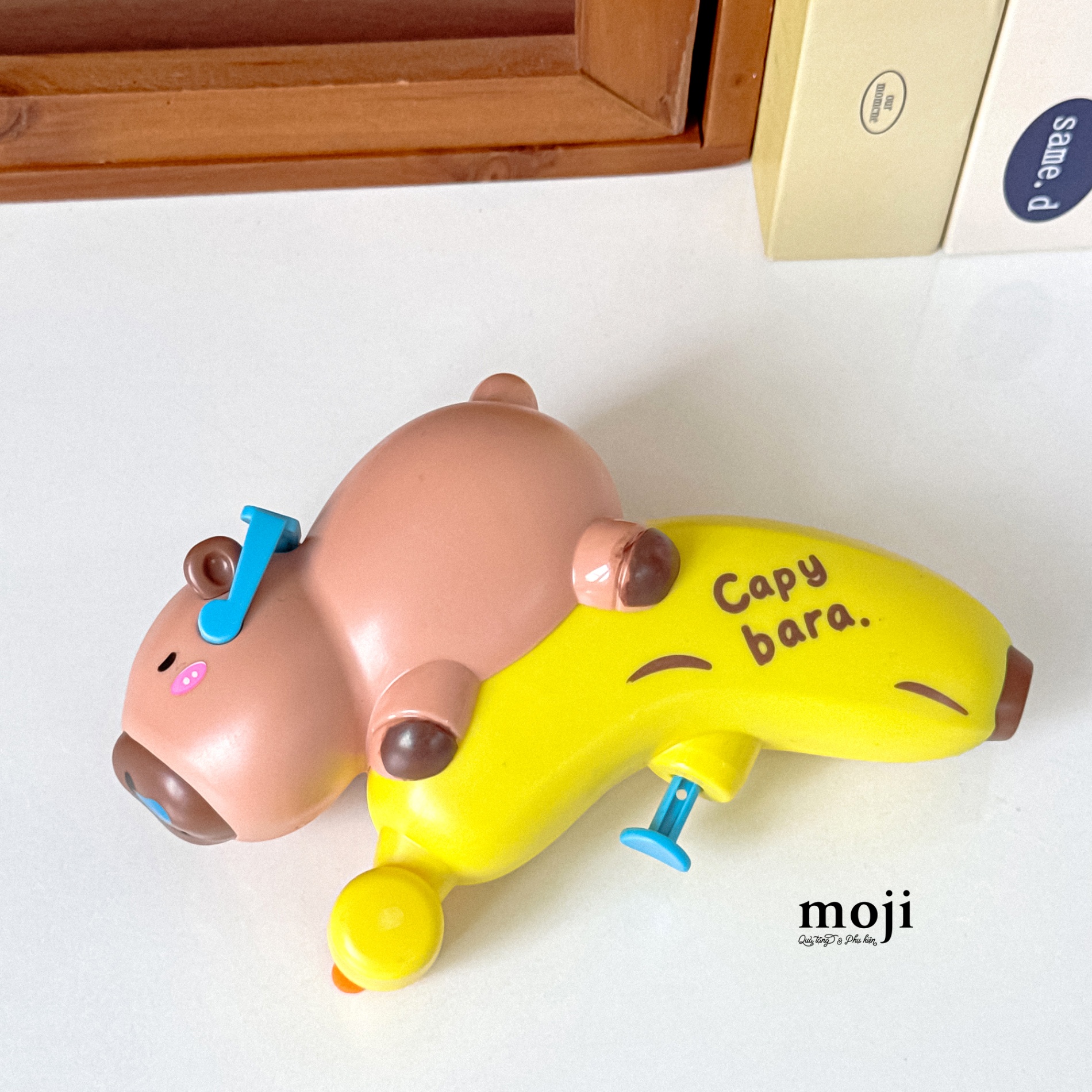 Đồ chơi phun nước Capybara đeo kính ôm quả chuối