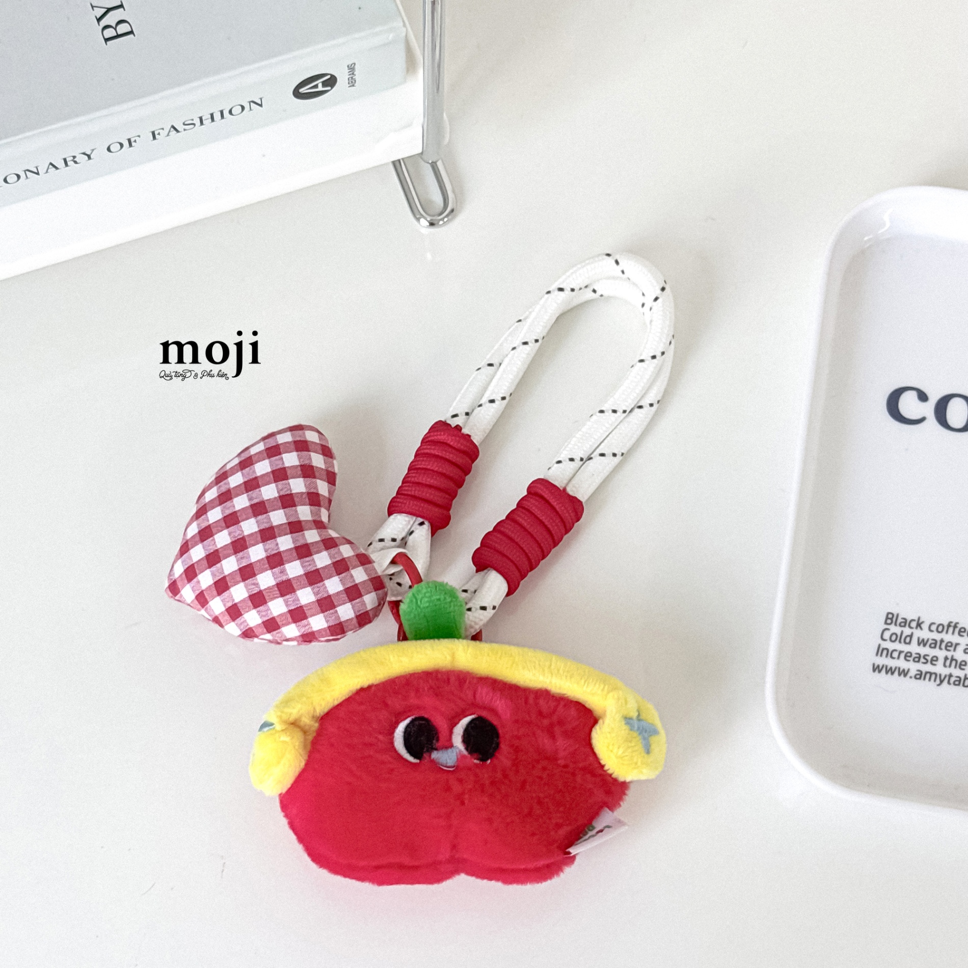 Móc khóa nhồi bông Fruit apple đeo tai nghe trái tim