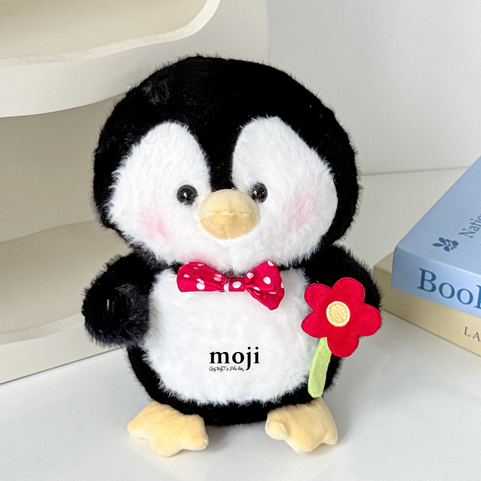 Gấu bông MS Penguin chim cánh cụt đeo nơ cầm hoa 20cm
