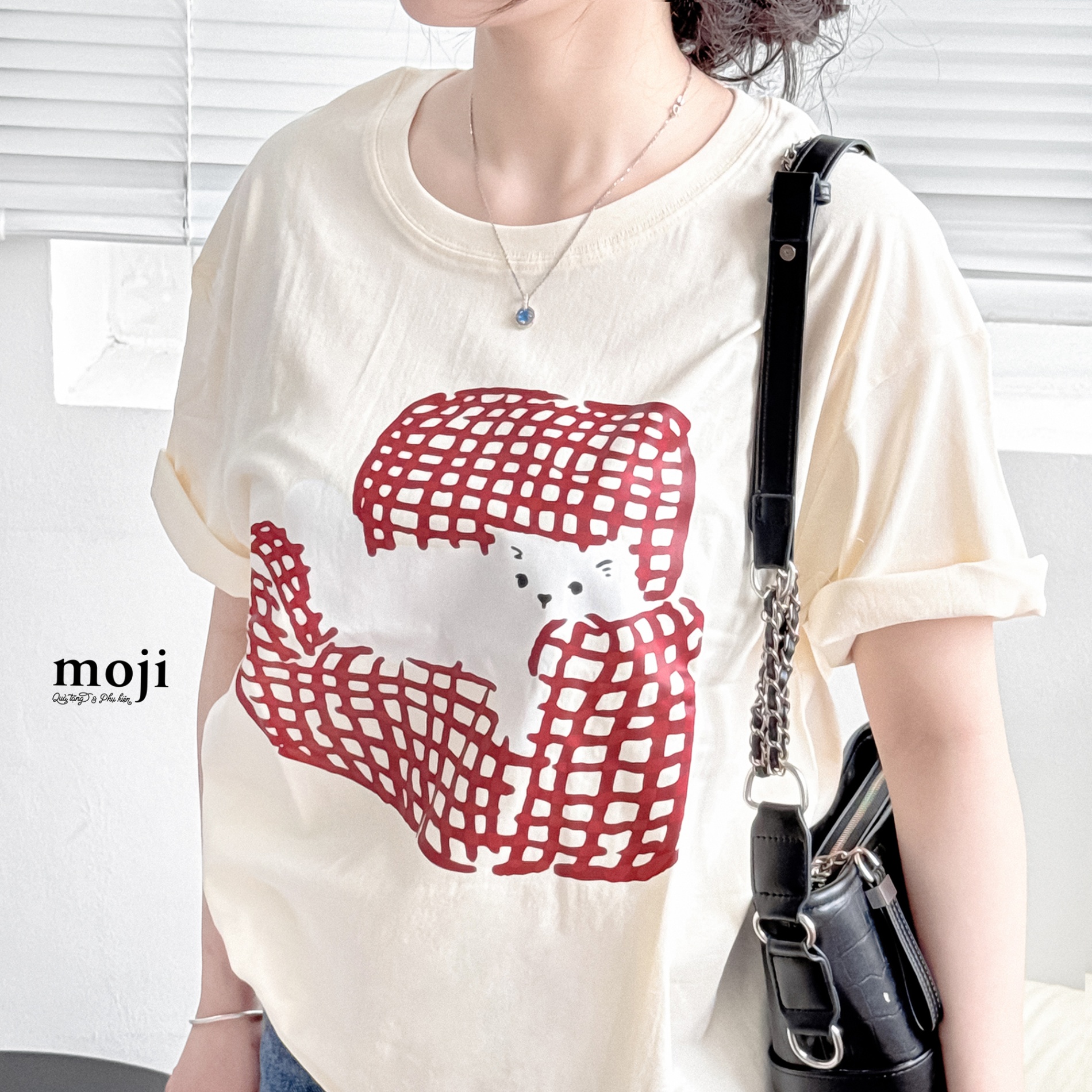 Áo thun áo phông MJ White cat nằm trên sô pha kẻ ô