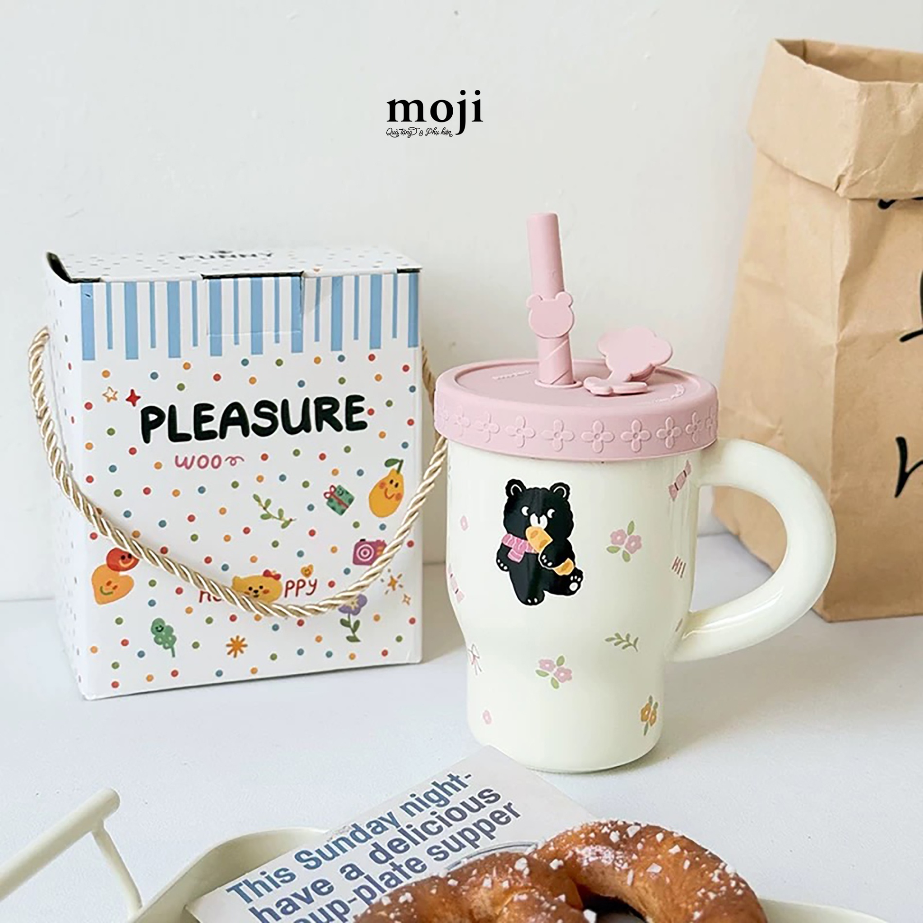Ly cốc sứ Baby bear quàng khăn ôm bánh mì kèm ống hút hộp 350ml