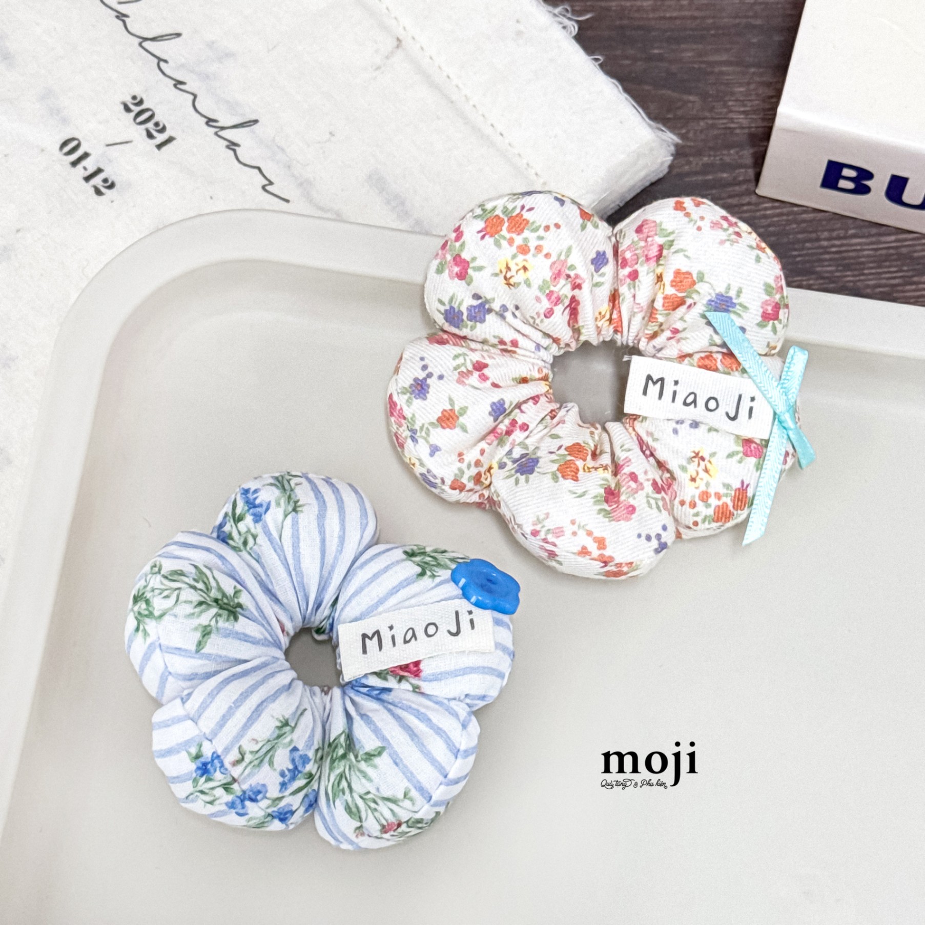 Buộc tóc scrunchies Flower shape cánh phồng hoa nhỏ đính nơ cúc áo