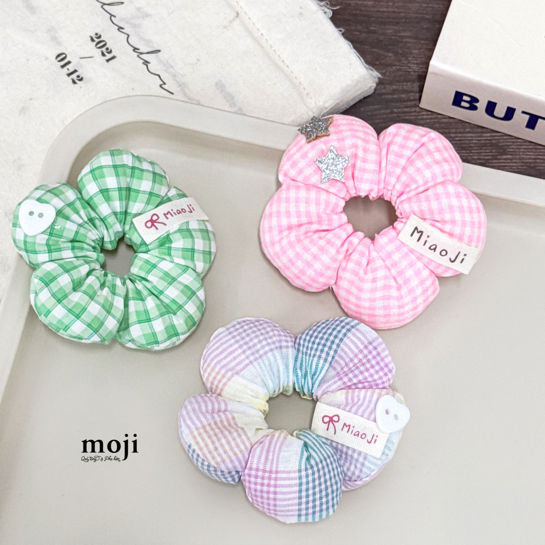 Buộc tóc scrunchies Flower shape cánh phồng nền kẻ ô đính cúc áo ngôi sao