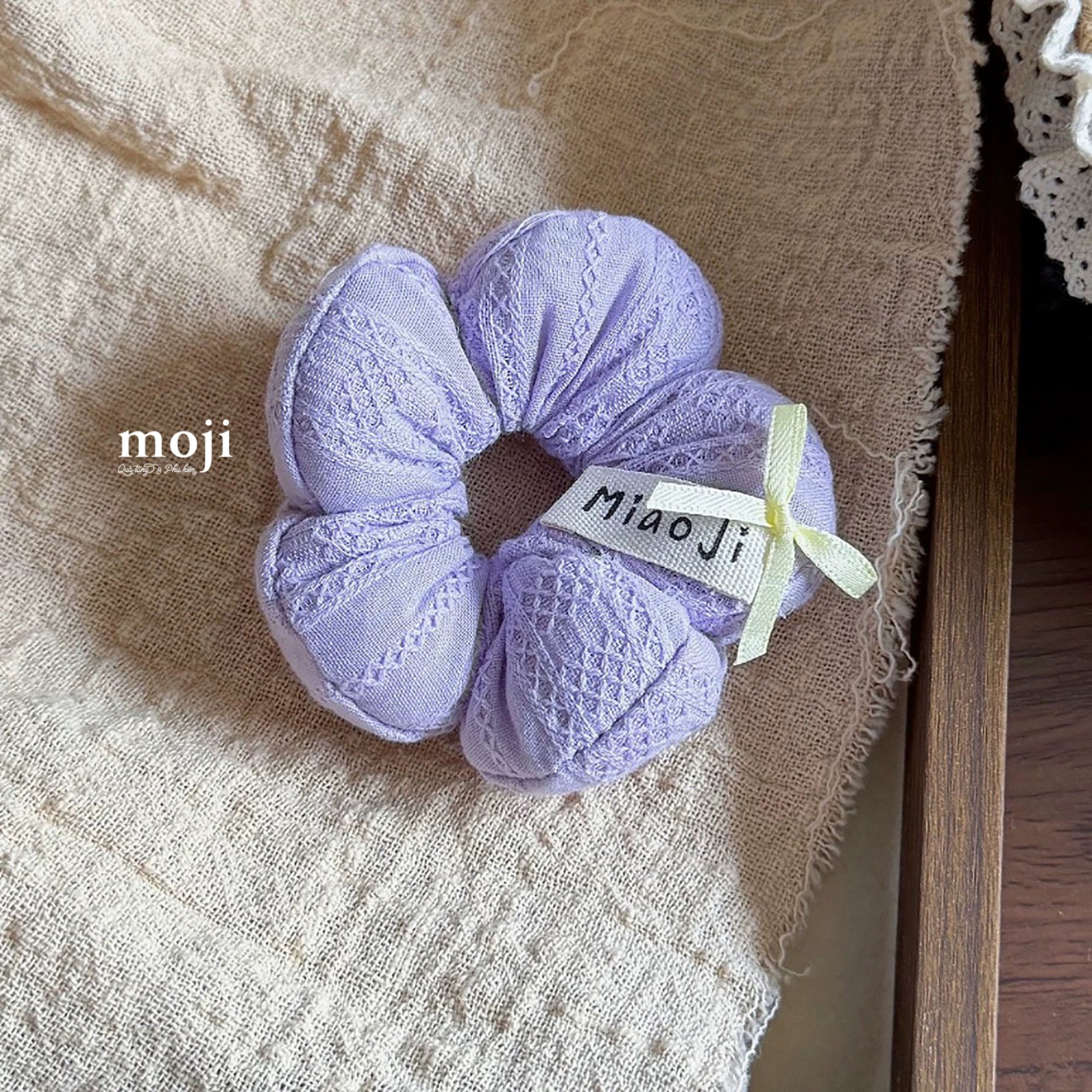 Buộc tóc scrunchies Flower shape cánh phồng 1 màu dập nổi đính nơ