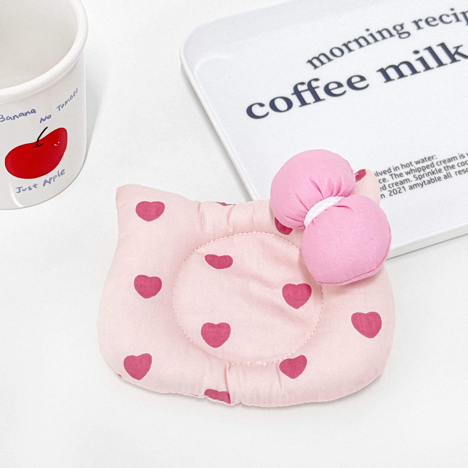 Lót cốc vải Sanrio family Hello Kitty face nơ màu nền trái tim 11x14