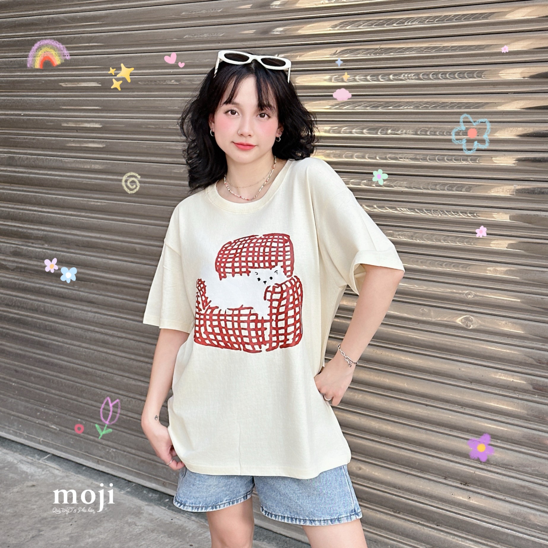 Áo thun áo phông MJ White cat nằm trên sô pha kẻ ô