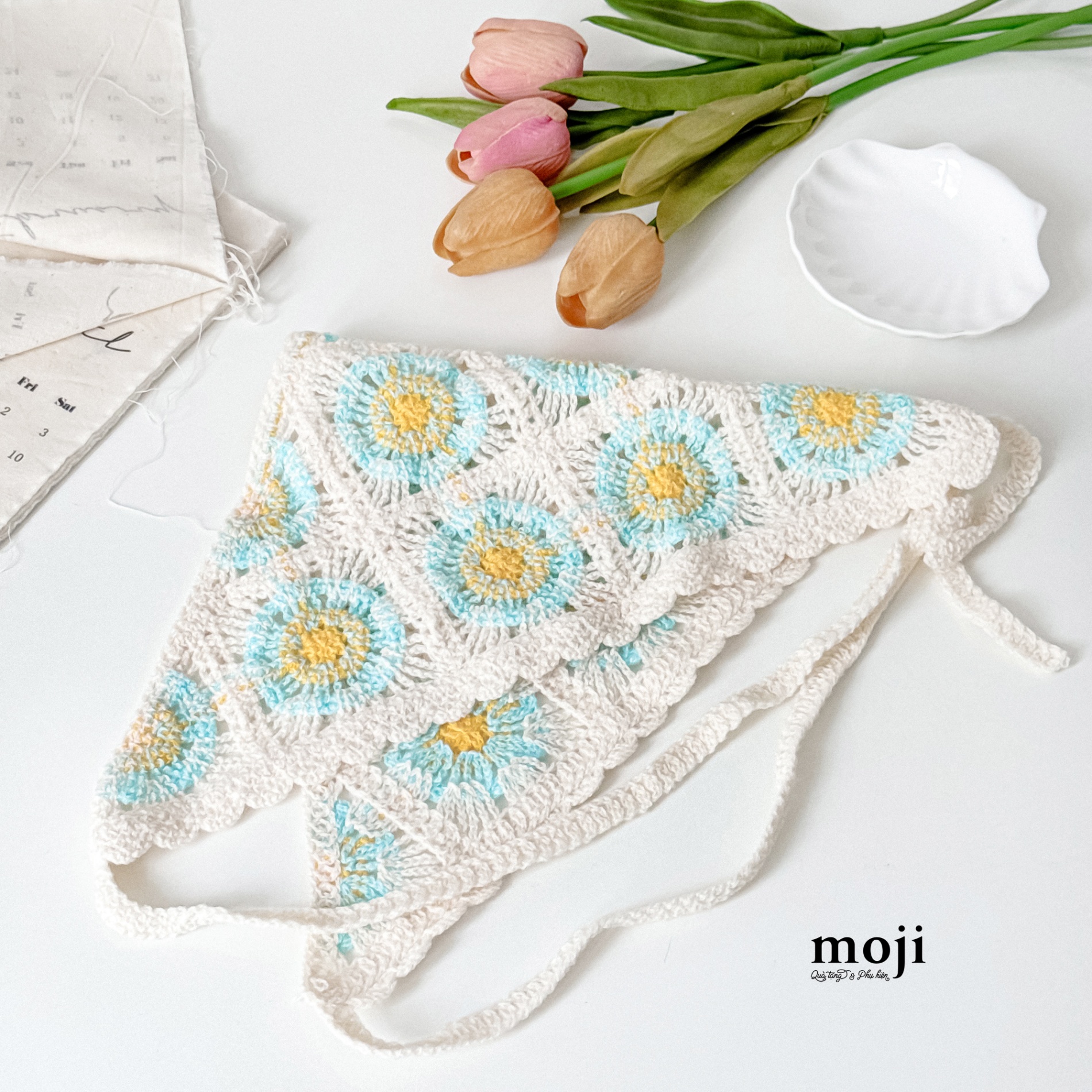 Khăn bandana móc len Blue flower trong ô vuông 24x50