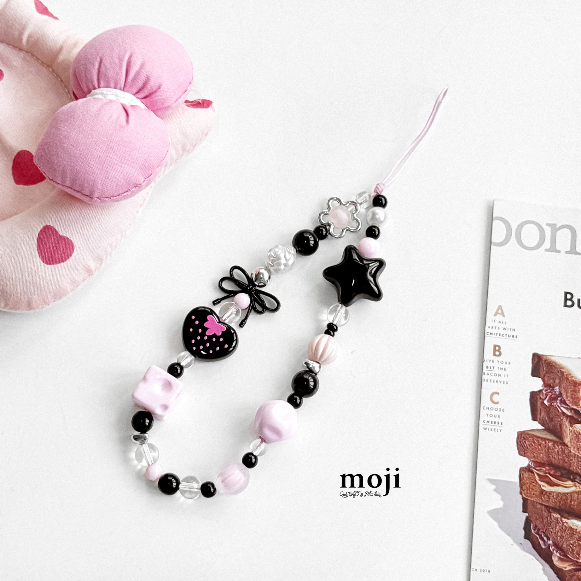 Dây đeo điện thoại Black fruit strawberry star bow flower