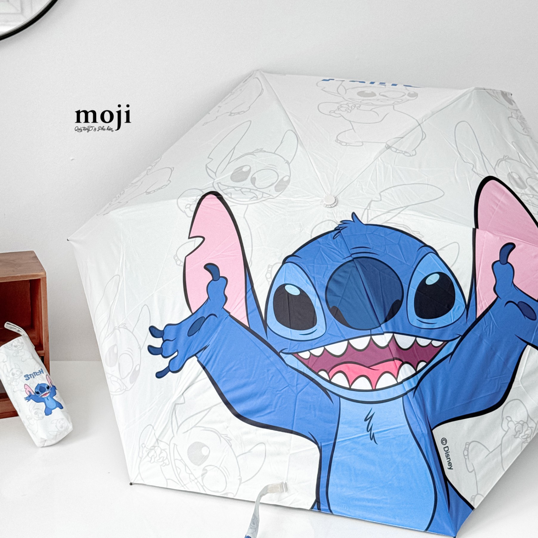 Ô dù gập chống UV Stitch đứng giơ tay nền họa tiết
