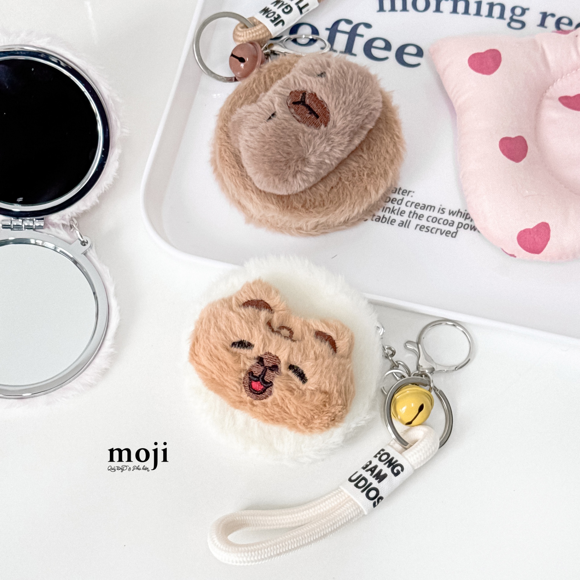 Gương gập tròn lông xù Capybara face biểu cảm kèm móc leng keng