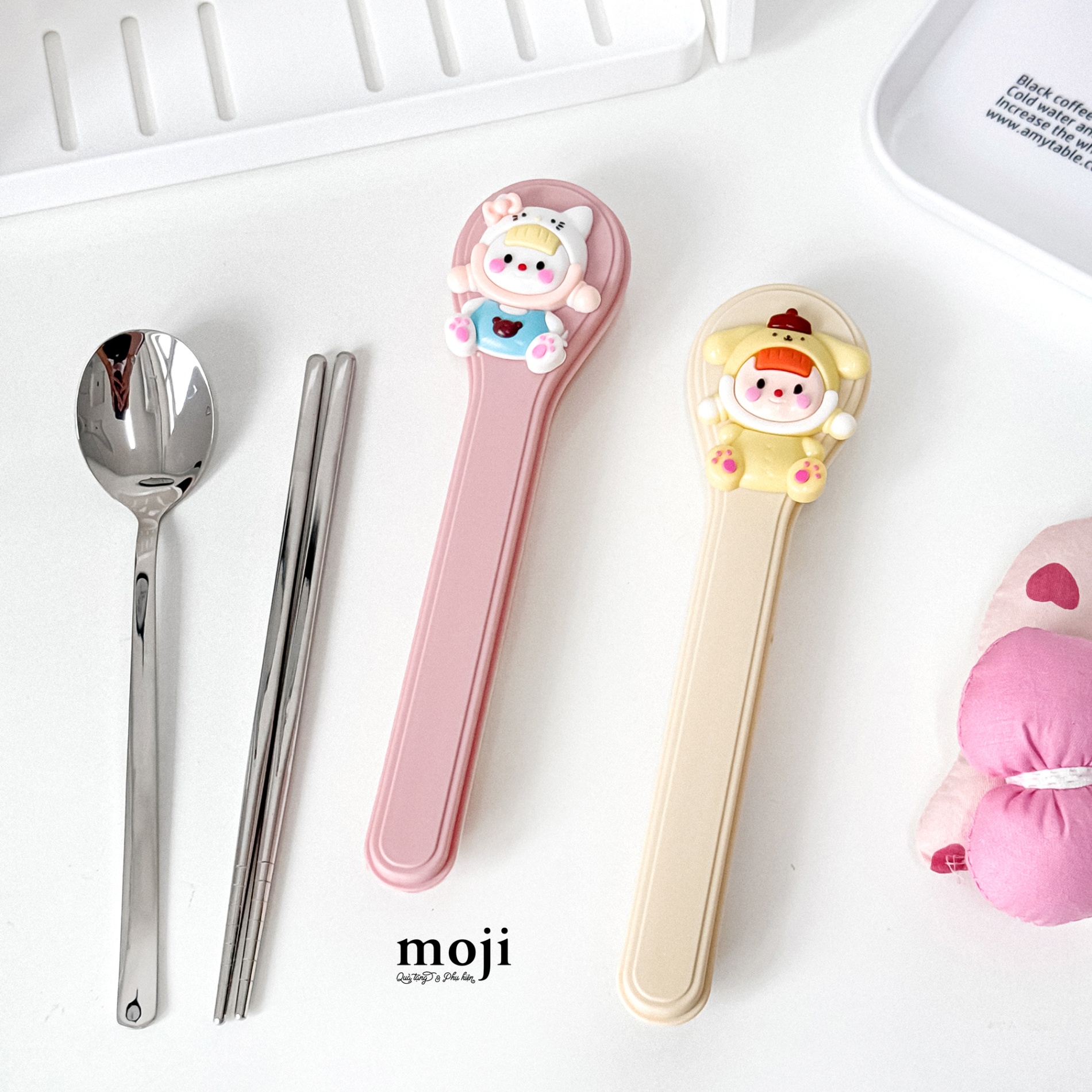 Bộ thìa đũa kim loại Baby cosplay Sanrio family má hồng ngồi