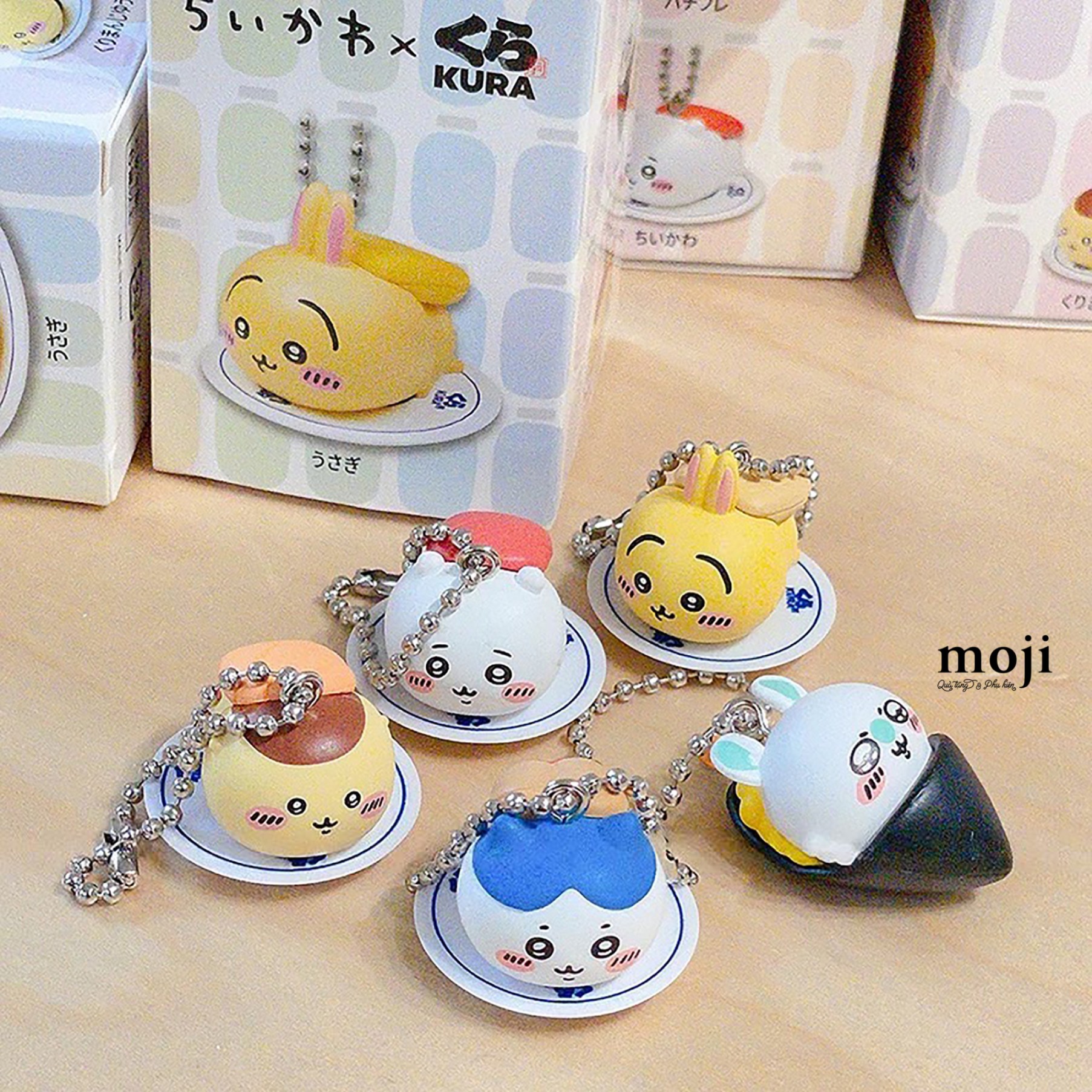 Blindbox móc khóa Chiikawa má hồng nằm trên đĩa túi ngủ