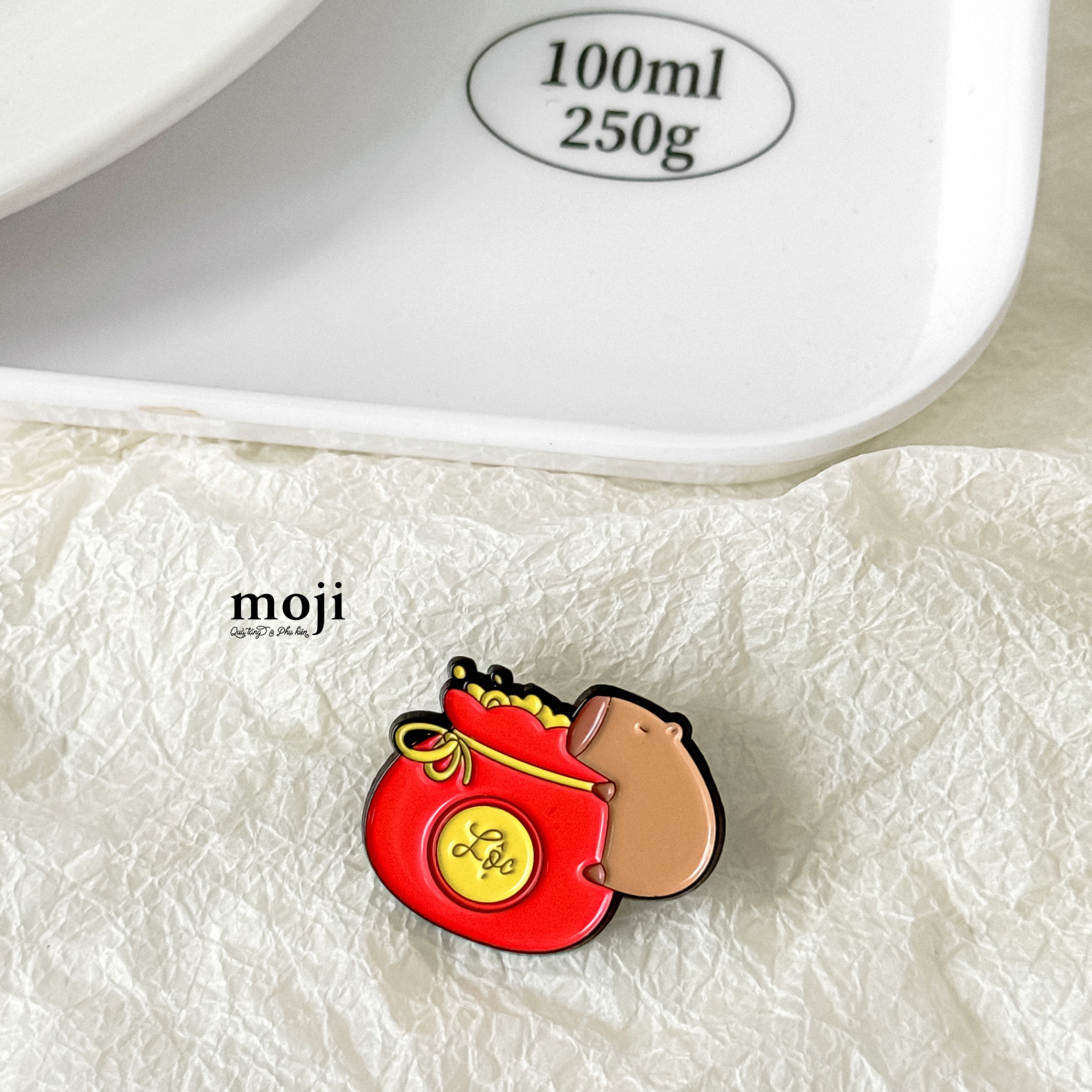 Huy hiệu pin Capybara ôm túi tiền LỘC