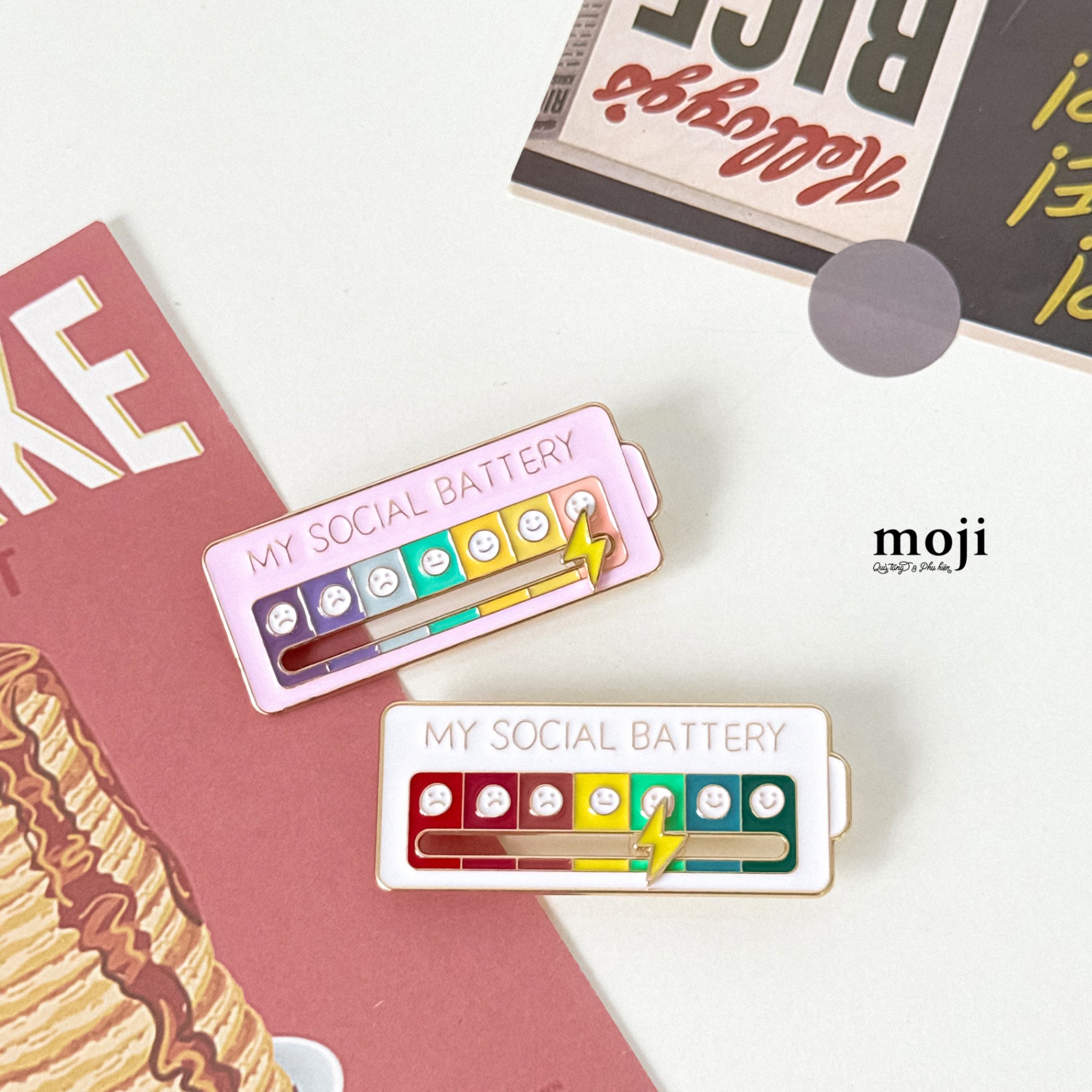 Huy hiệu ghim cài My social battery