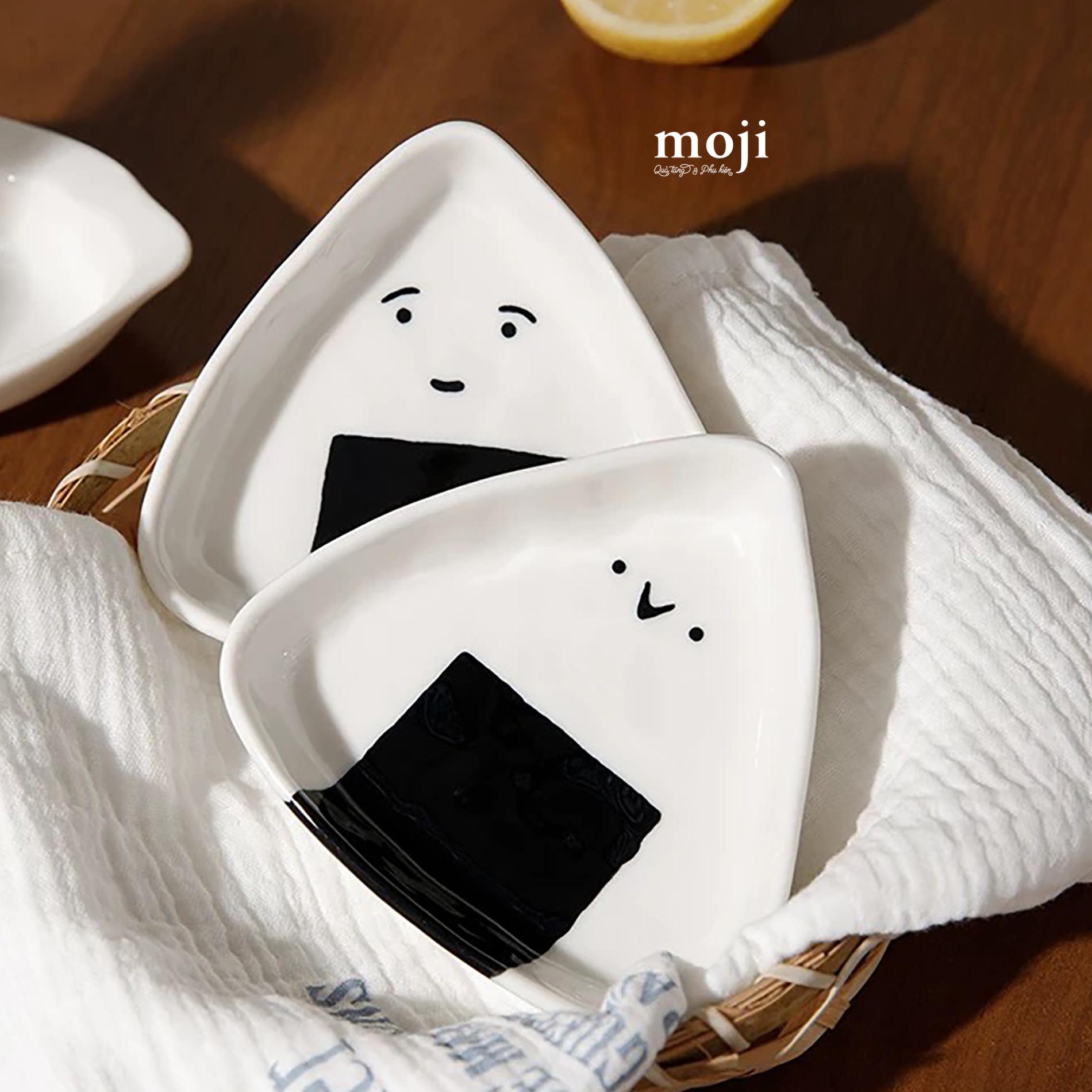 Đĩa gốm sứ mini Food cơm nắm tam giác biểu cảm 10x10