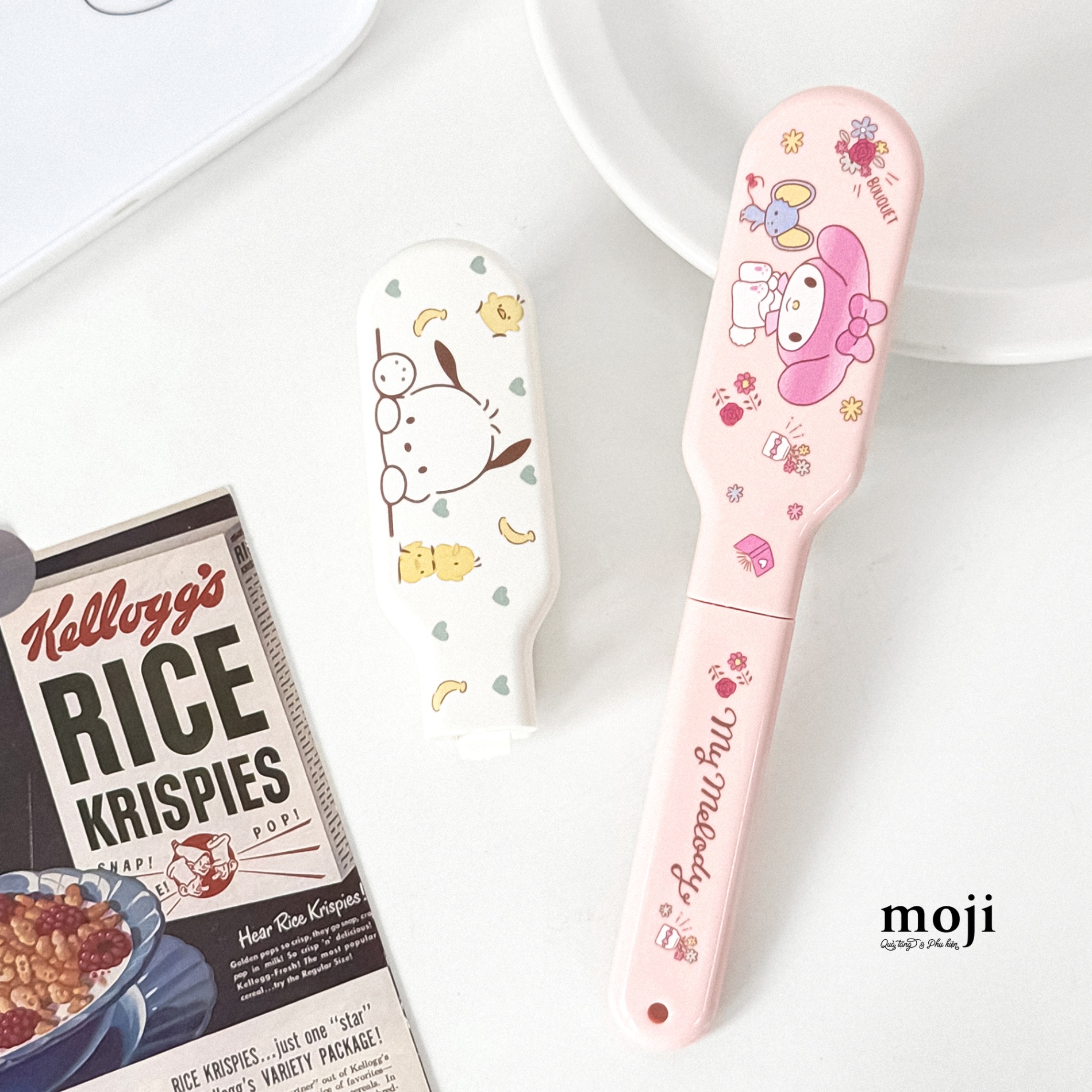 Lược gập Sanrio family nền nhiều họa tiết nhỏ