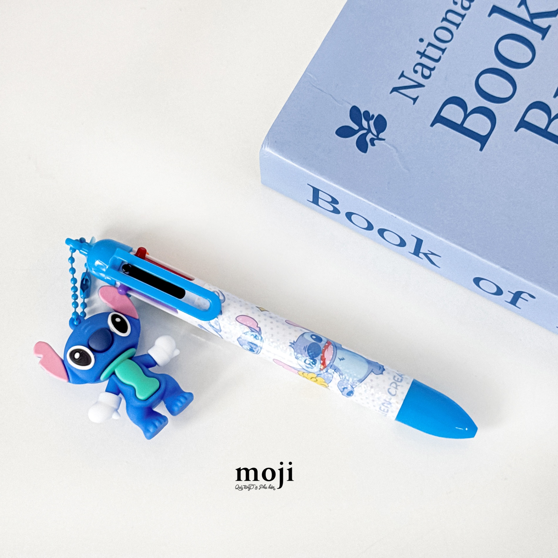 Bút bi bấm nhiều màu Stitch đeo găng tay đứng