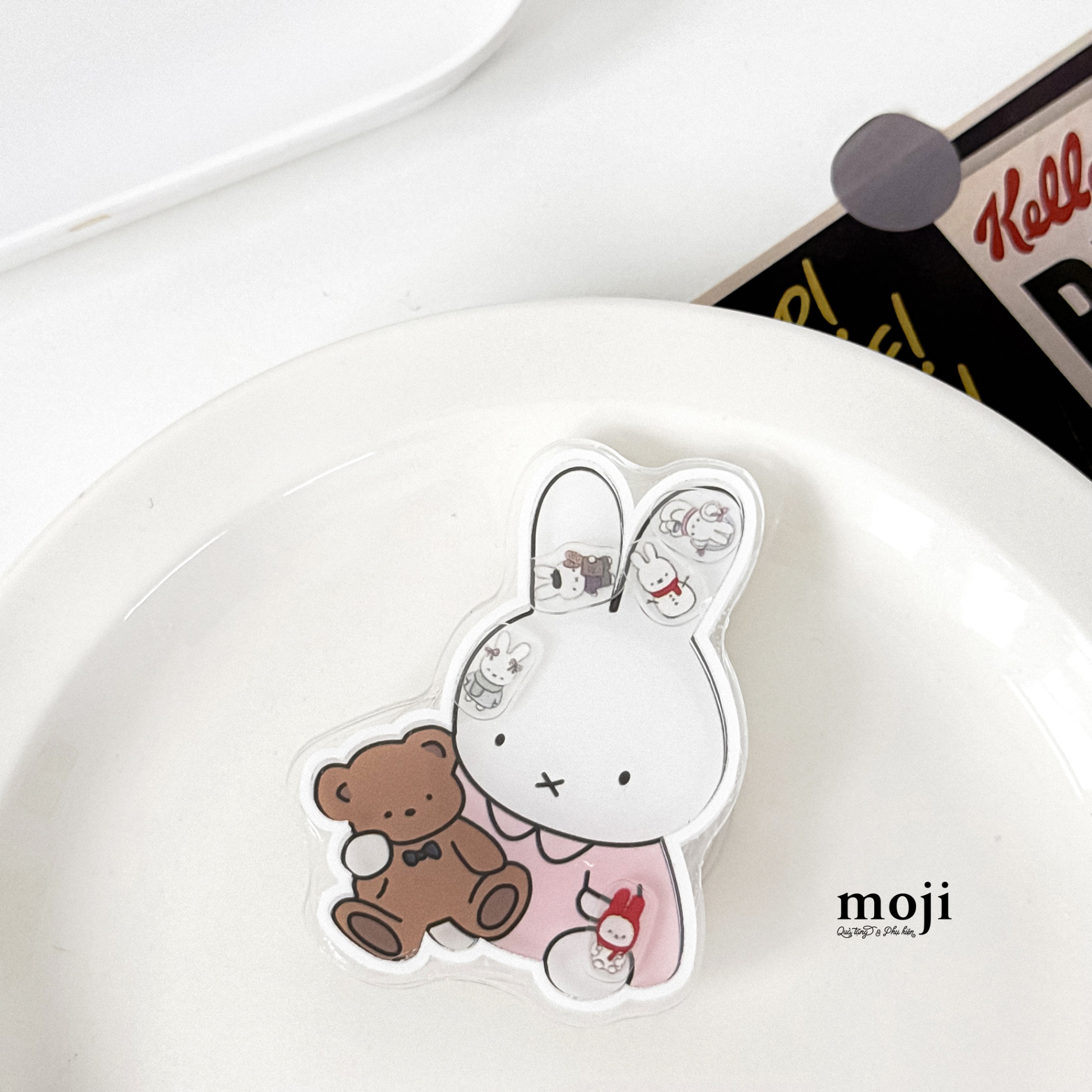 Mojipop cắt hình Miffy rabbit ôm gấu