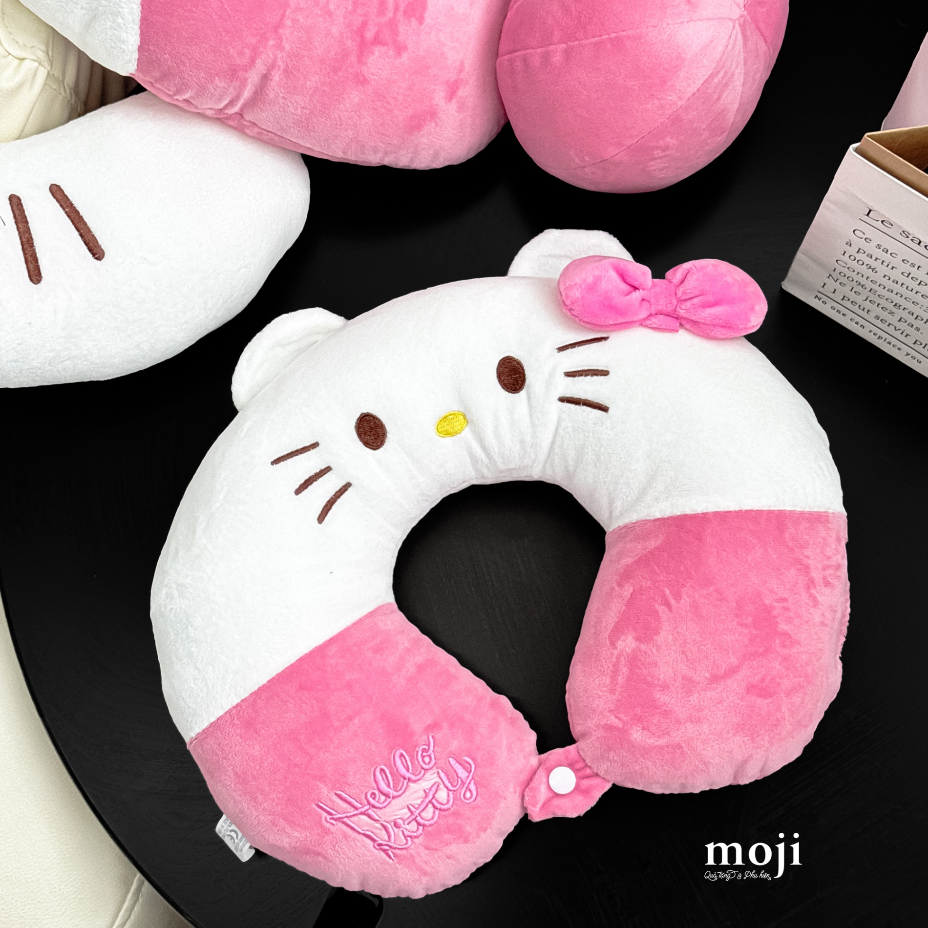 Gấu bông chữ U Sanrio family Hello Kitty face có tai nơ lớn