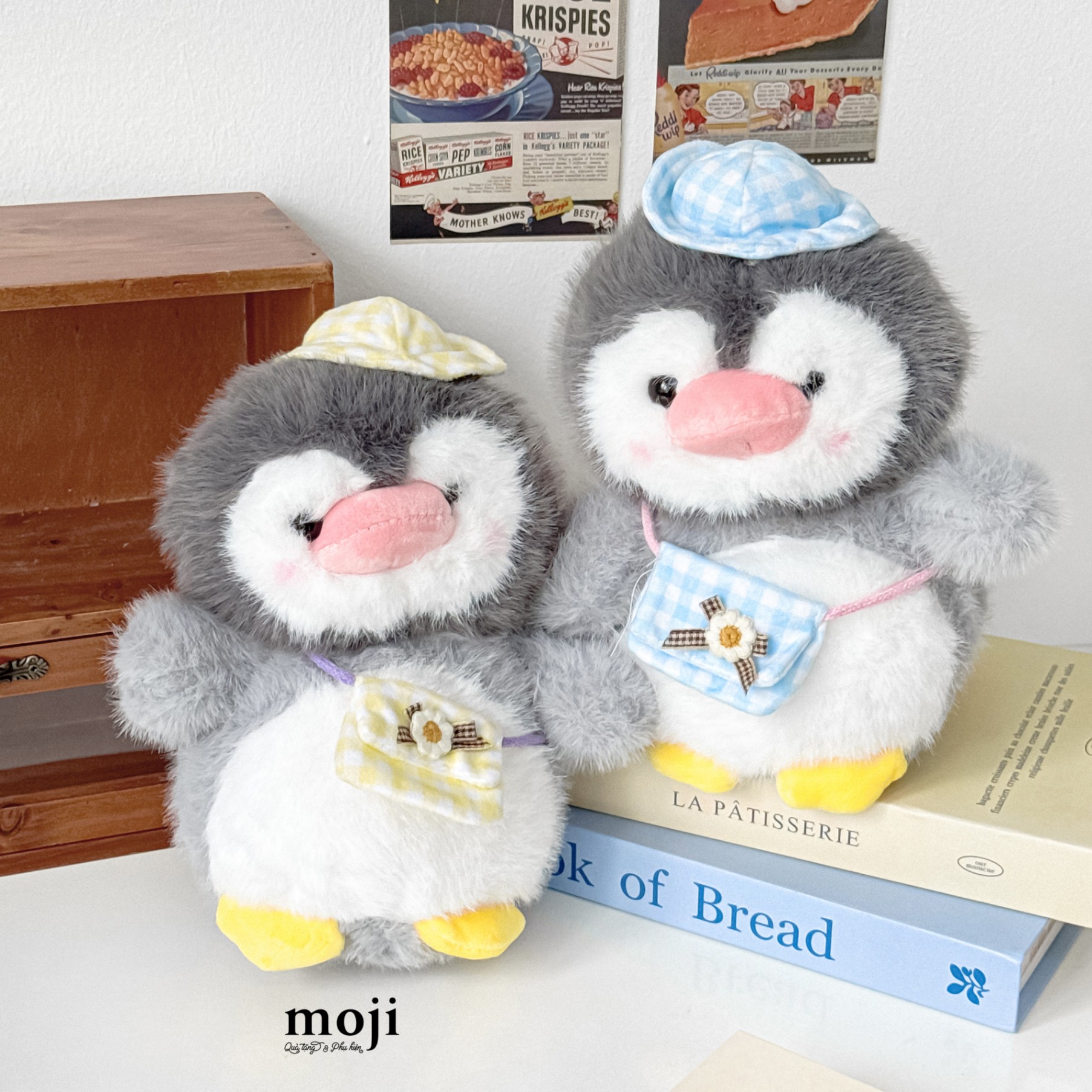Gấu bông MS Penguin chim cánh cụt đội mũ đeo túi kẻ ô hoa nhỏ 23cm