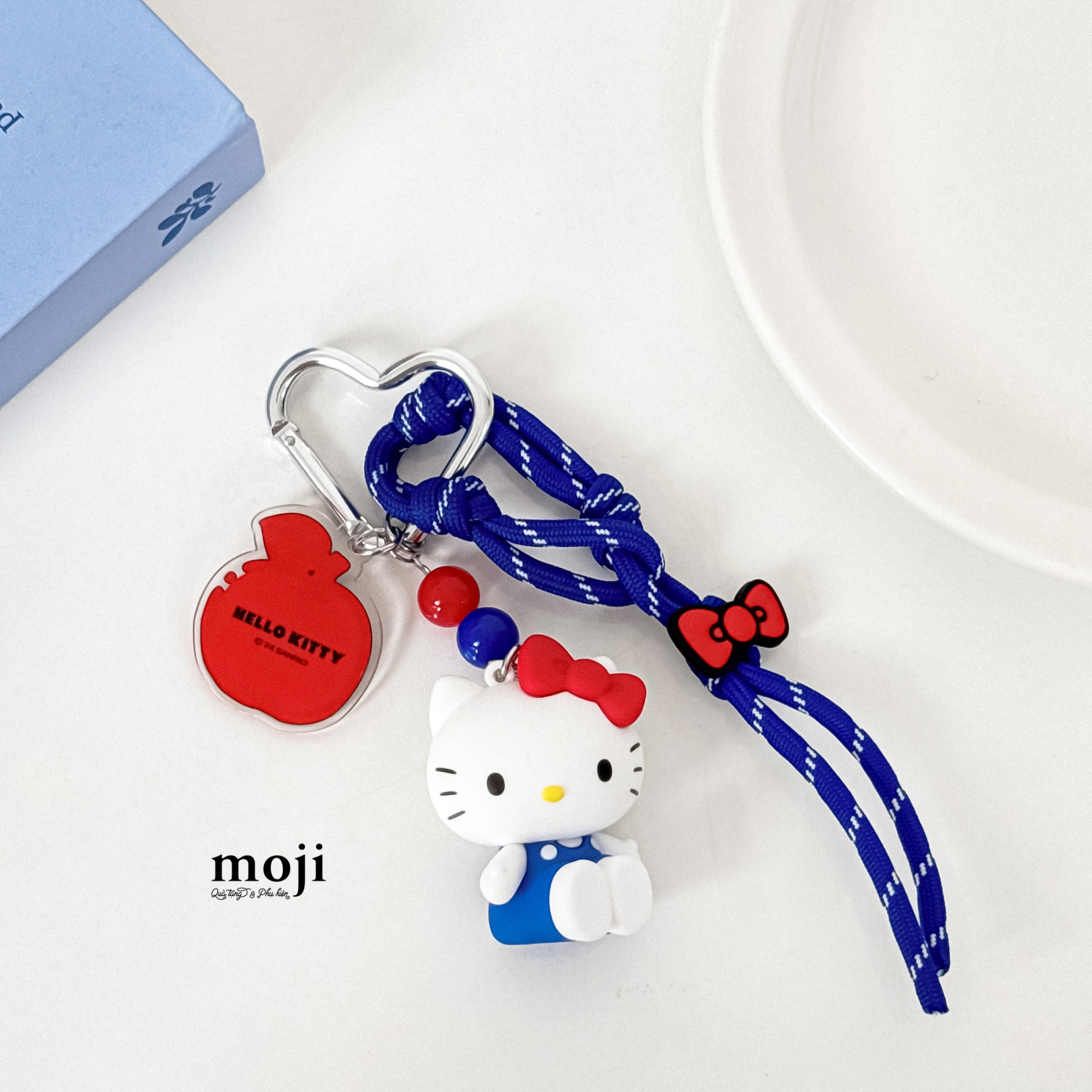 Móc khóa MJ Sanrio family Hello Kitty ngồi fruit apple