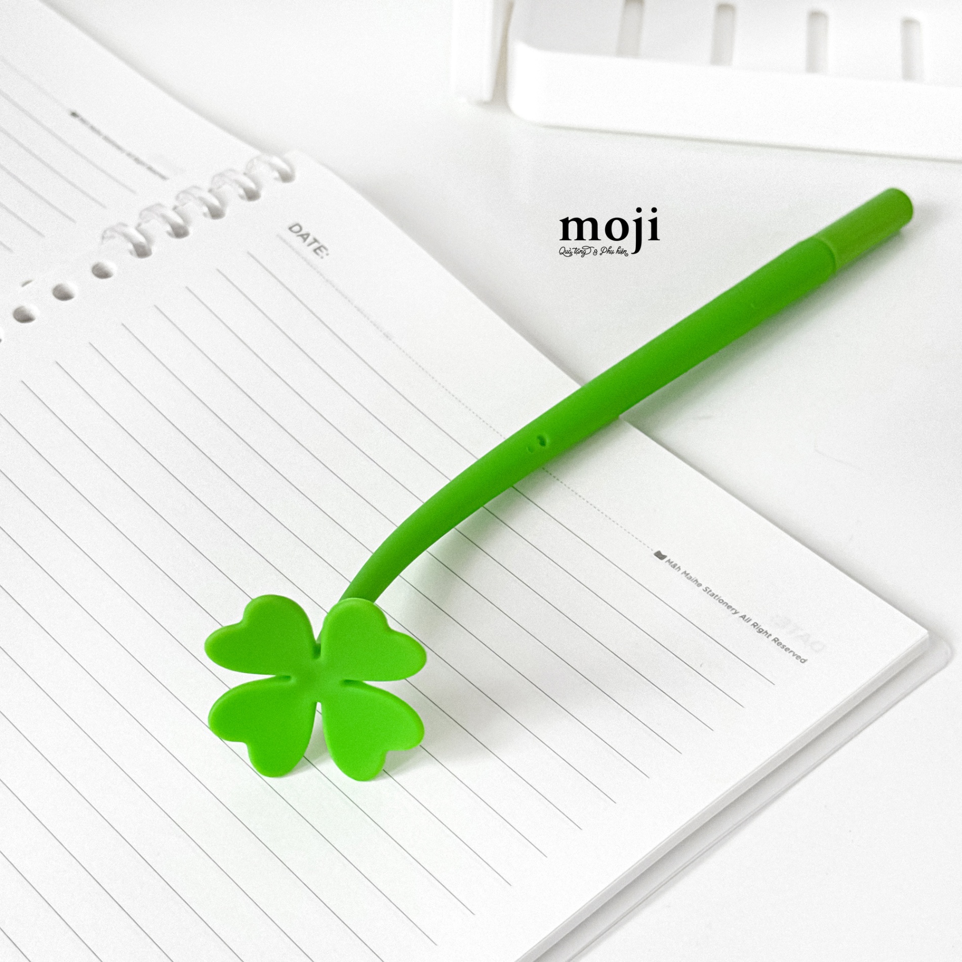 Bút gel mực đen Cỏ may mắn 1 màu