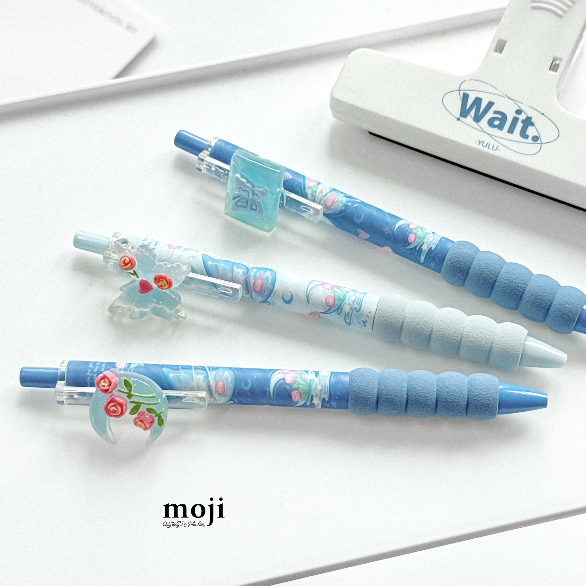 Bút gel bấm mực đen Butterly moon flower letter