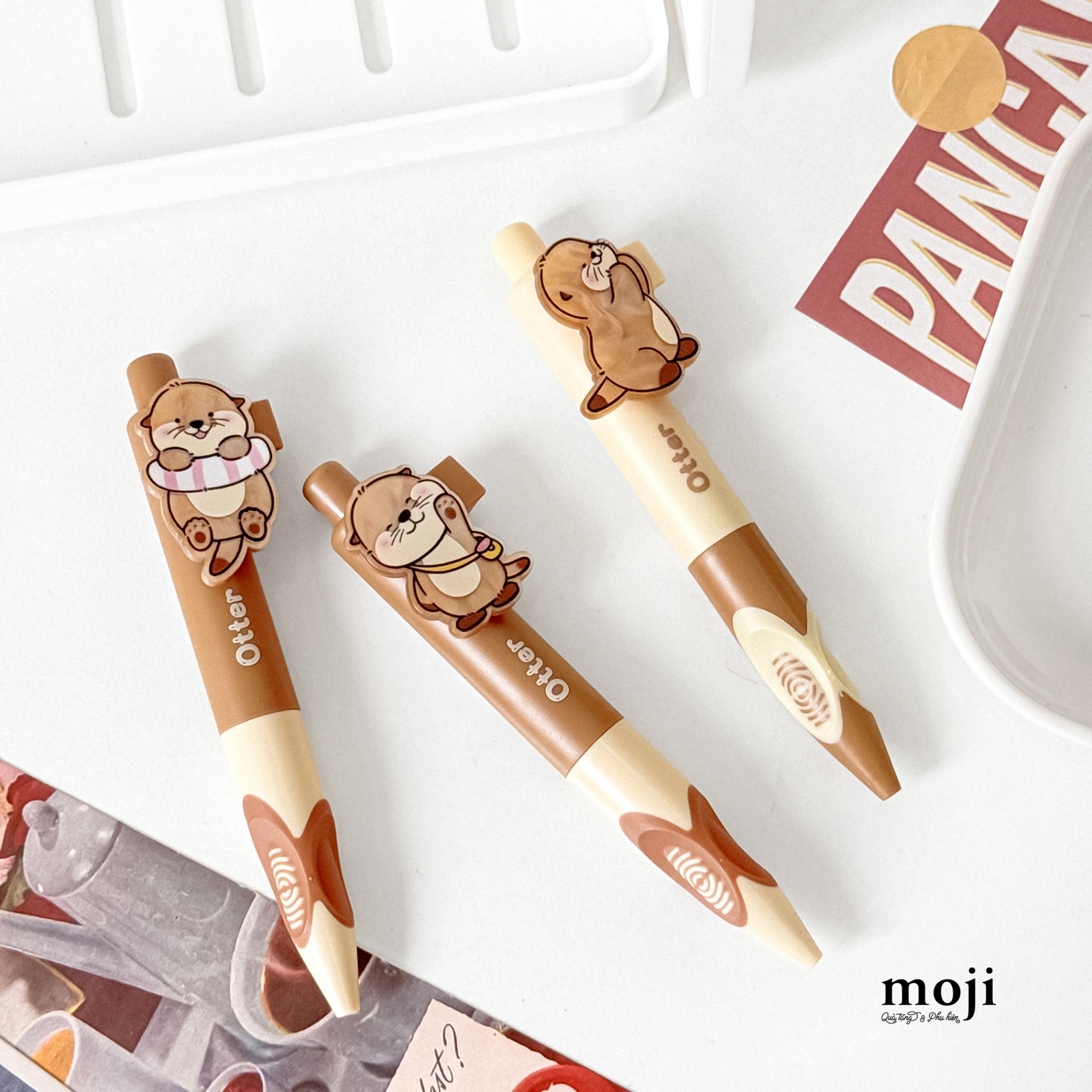 Bút gel bấm mực đen Painting otter rái cá
